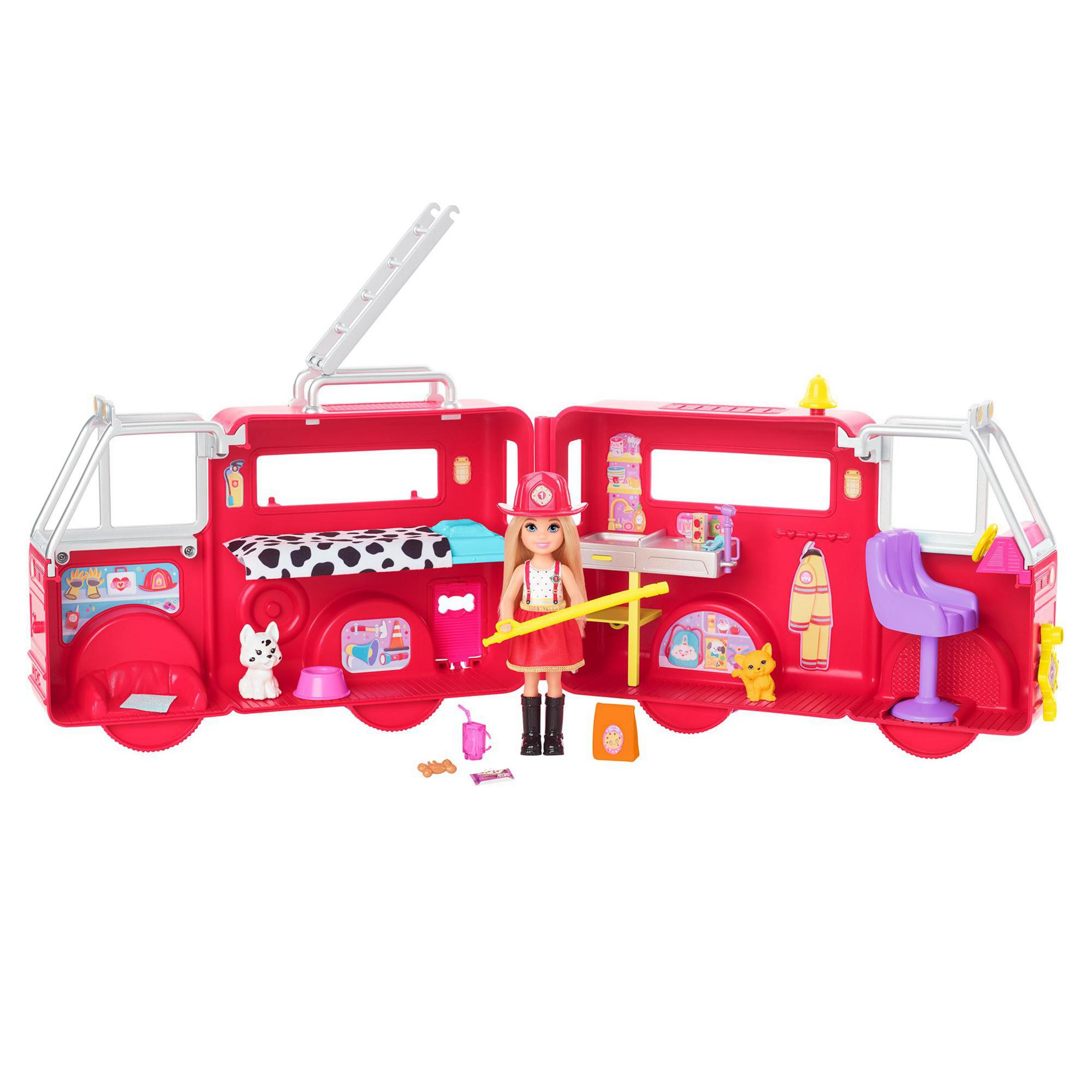 Giocattolo camion dei pompieri rosso si apre rivelando bambola, cane, gatto, letto e accessori.