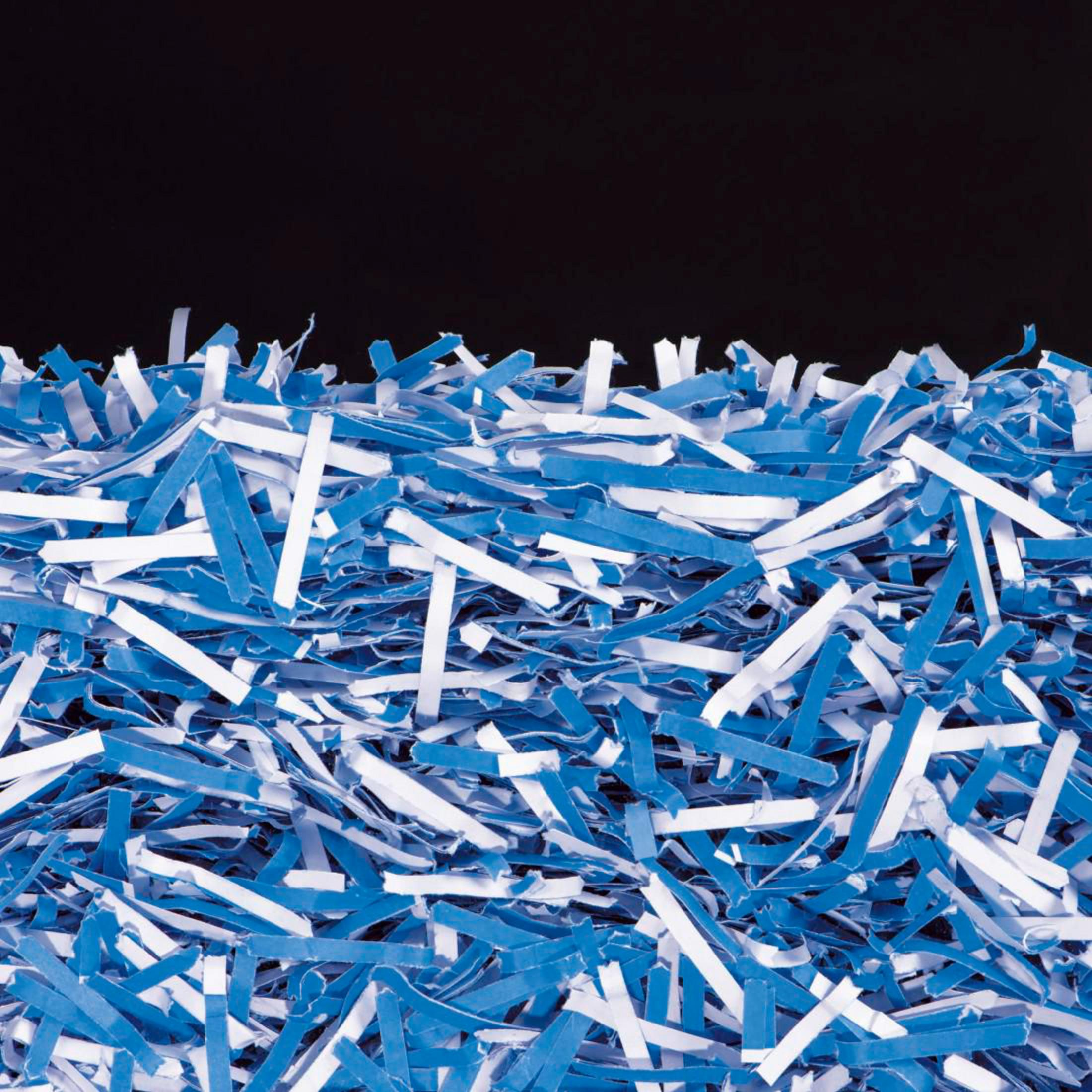 Blau-weiße Papierstreifen liegen auf schwarzem Hintergrund.