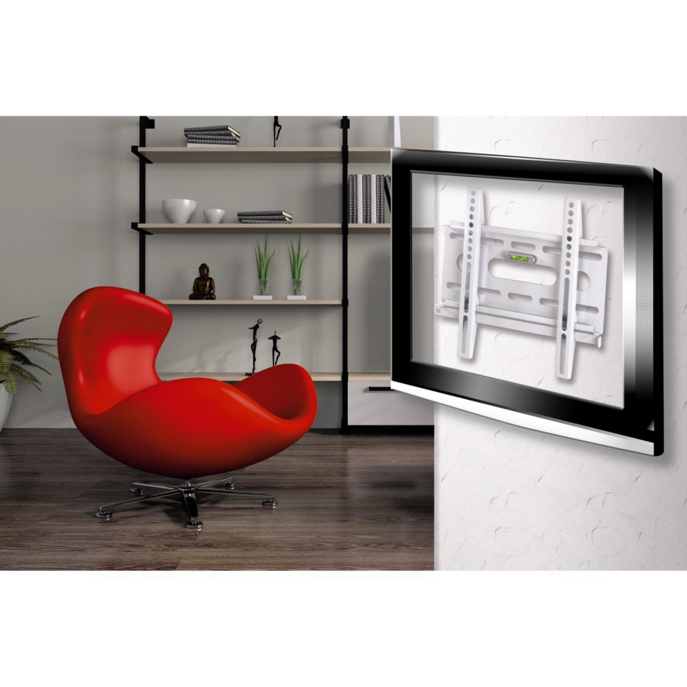 Ein roter Sessel steht neben einem Regal. Eine TV-Halterung ist an der Wand montiert.