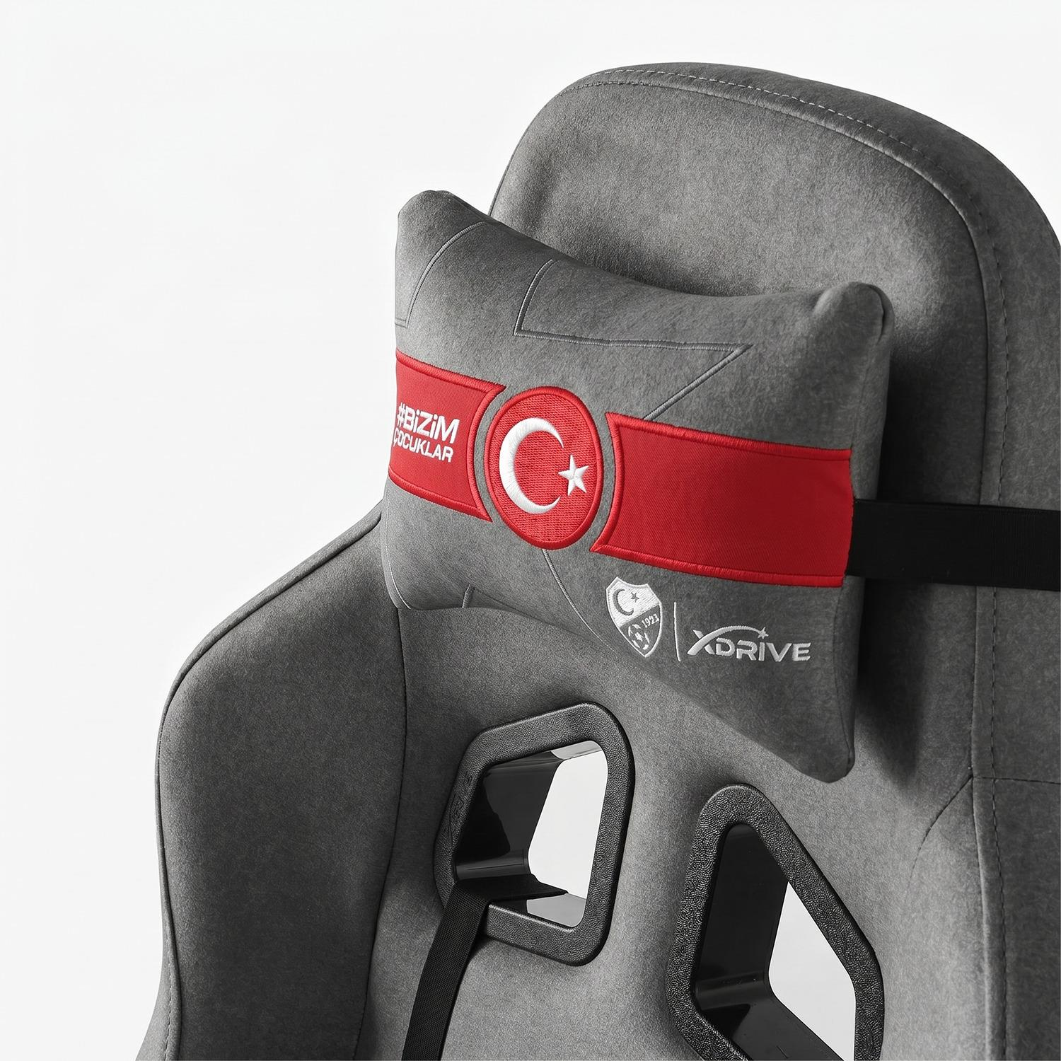 Türk bayrağı ve logosu bulunan boyun yastıklı gri oyuncu koltuğu.
