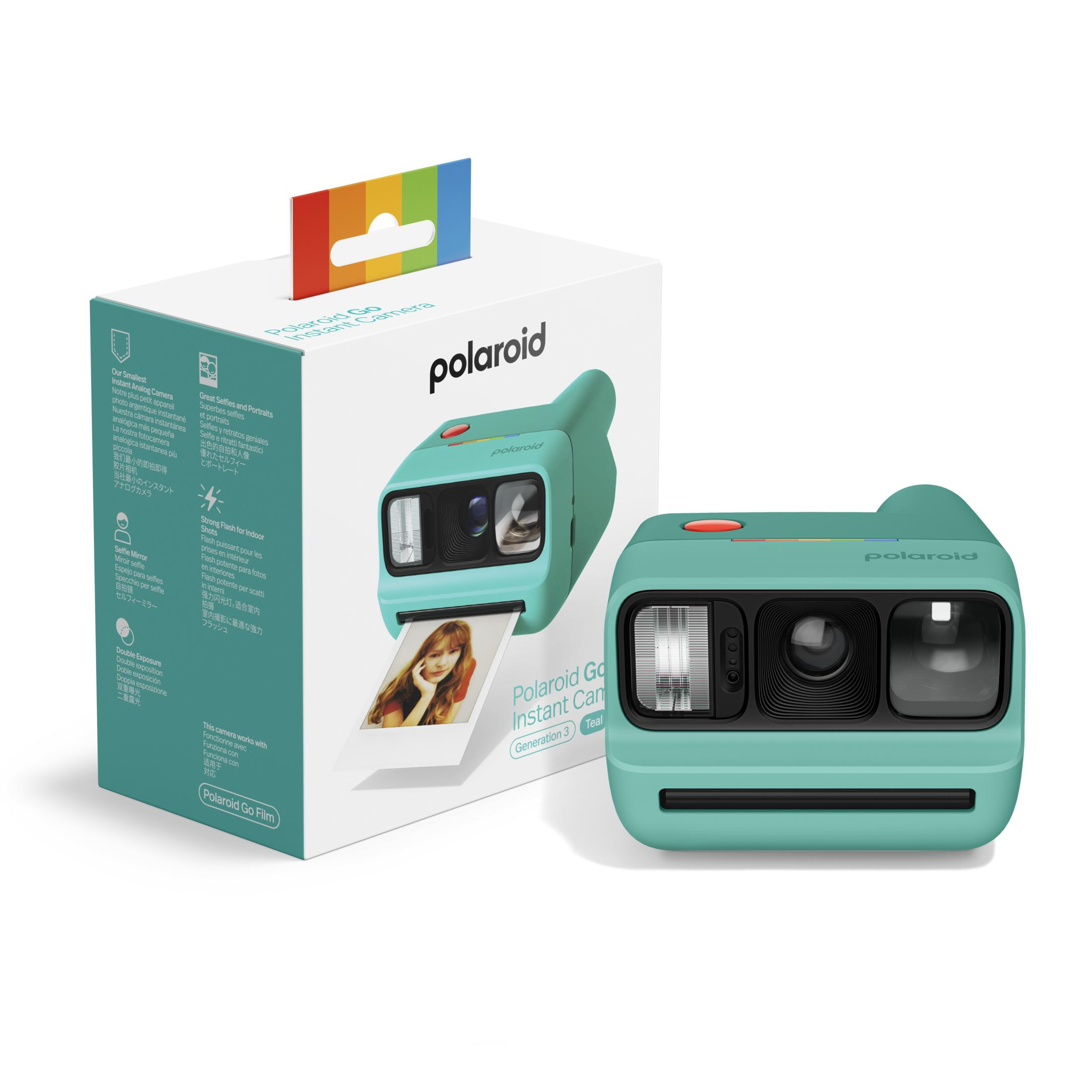 Eine türkisfarbene Polaroid Go Sofortbildkamera mit einer Aufnahme und Verpackung.