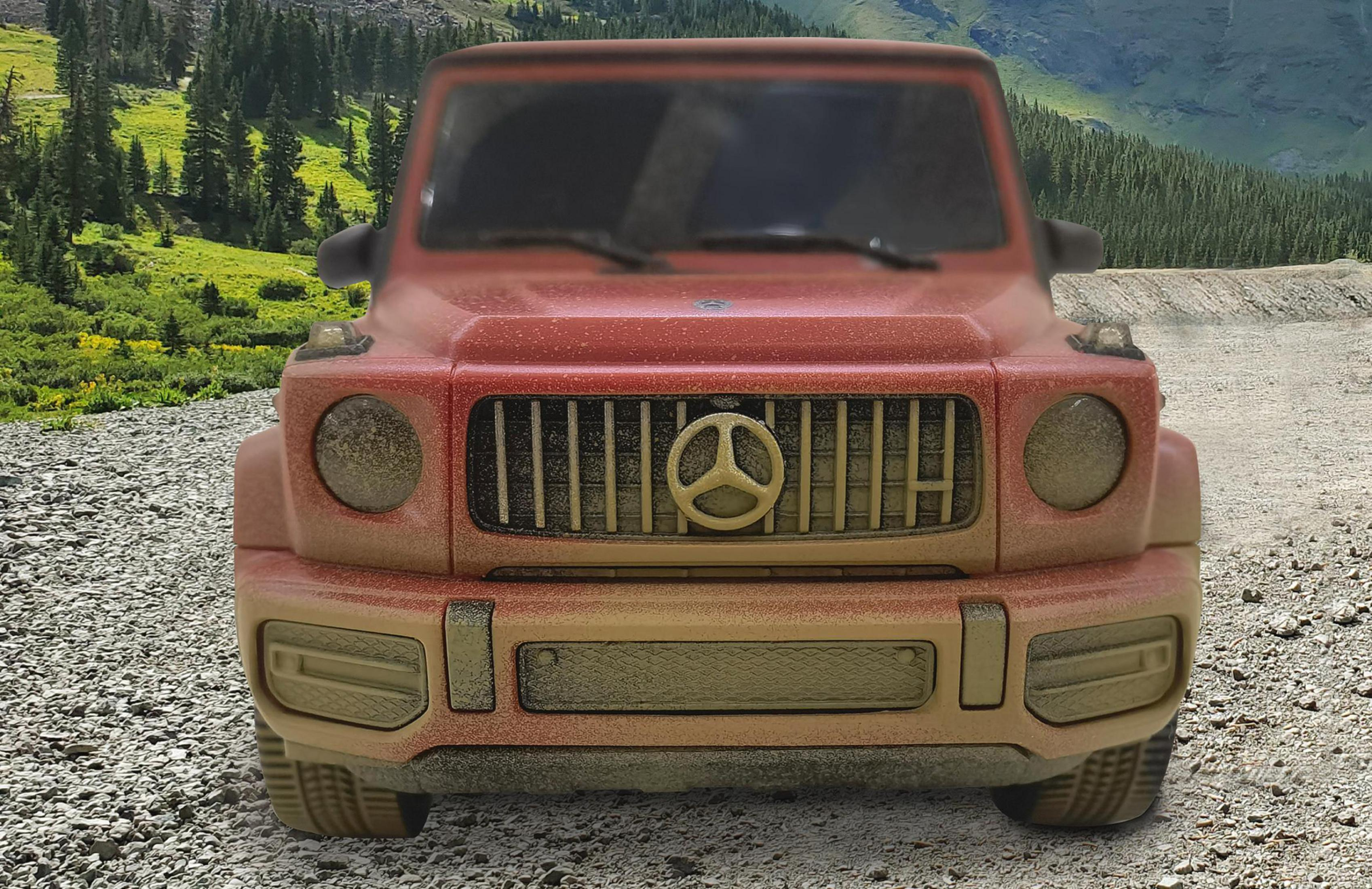 Ein schlammbedeckter roter Geländewagen mit einem Mercedes-Stern auf dem Grill.