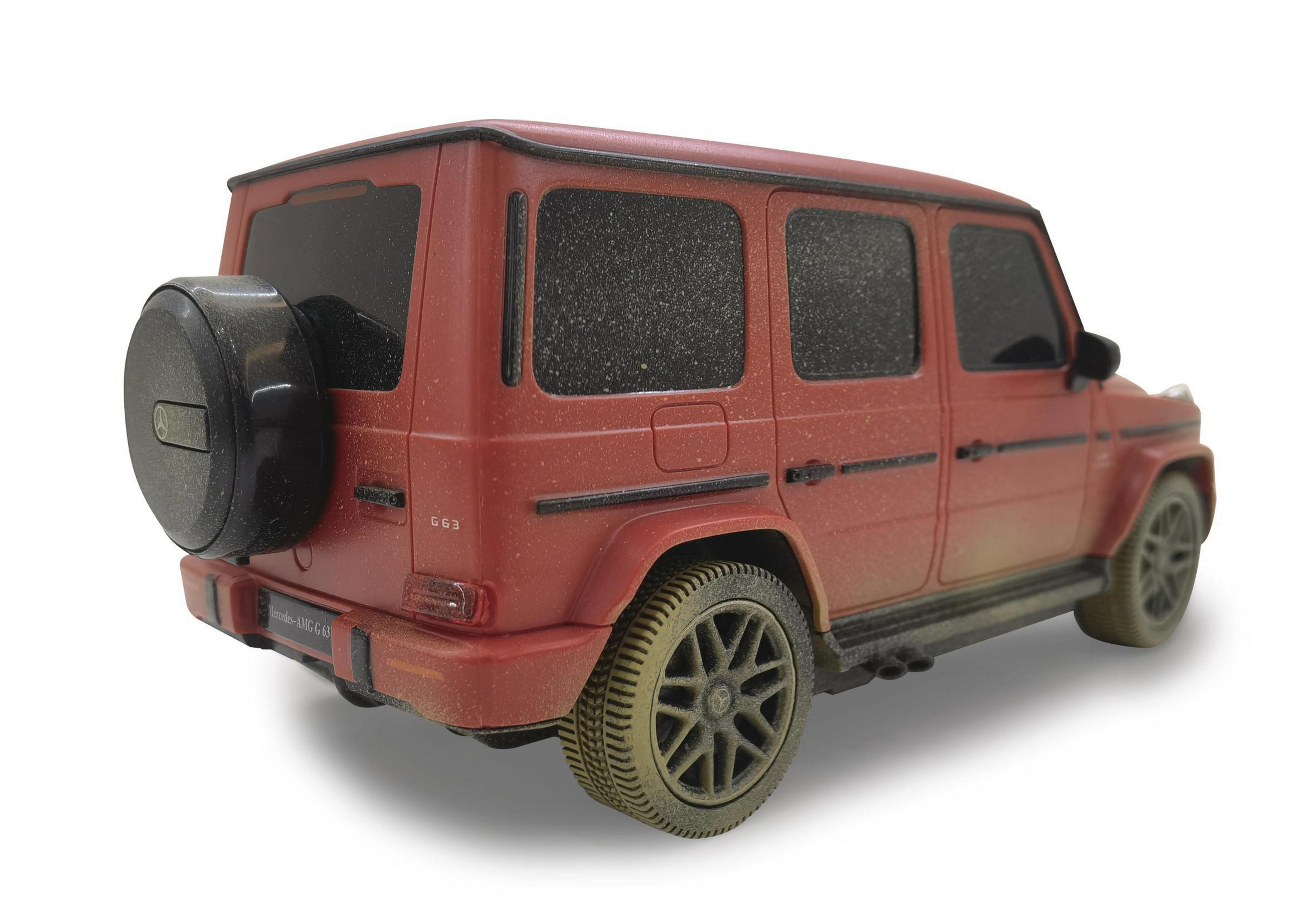 Ein rotes Spielzeugauto mit Ersatzrad am Heck, staubbedeckt.