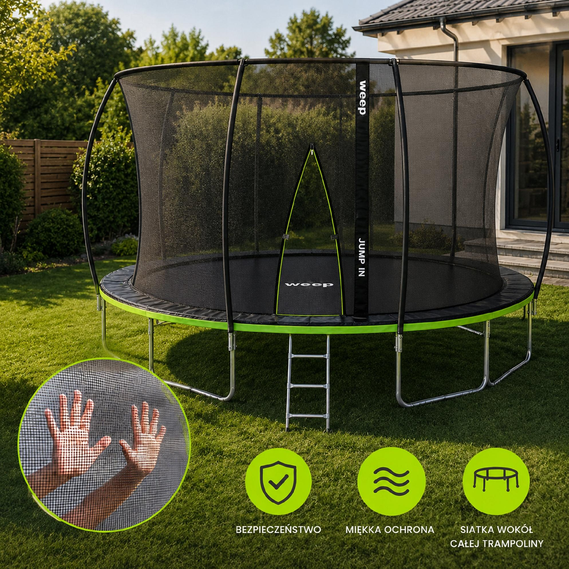 Trampolina w ogrodzie z siatką zabezpieczającą i drabiną. Zbliżenie pokazuje dłonie na siatce.