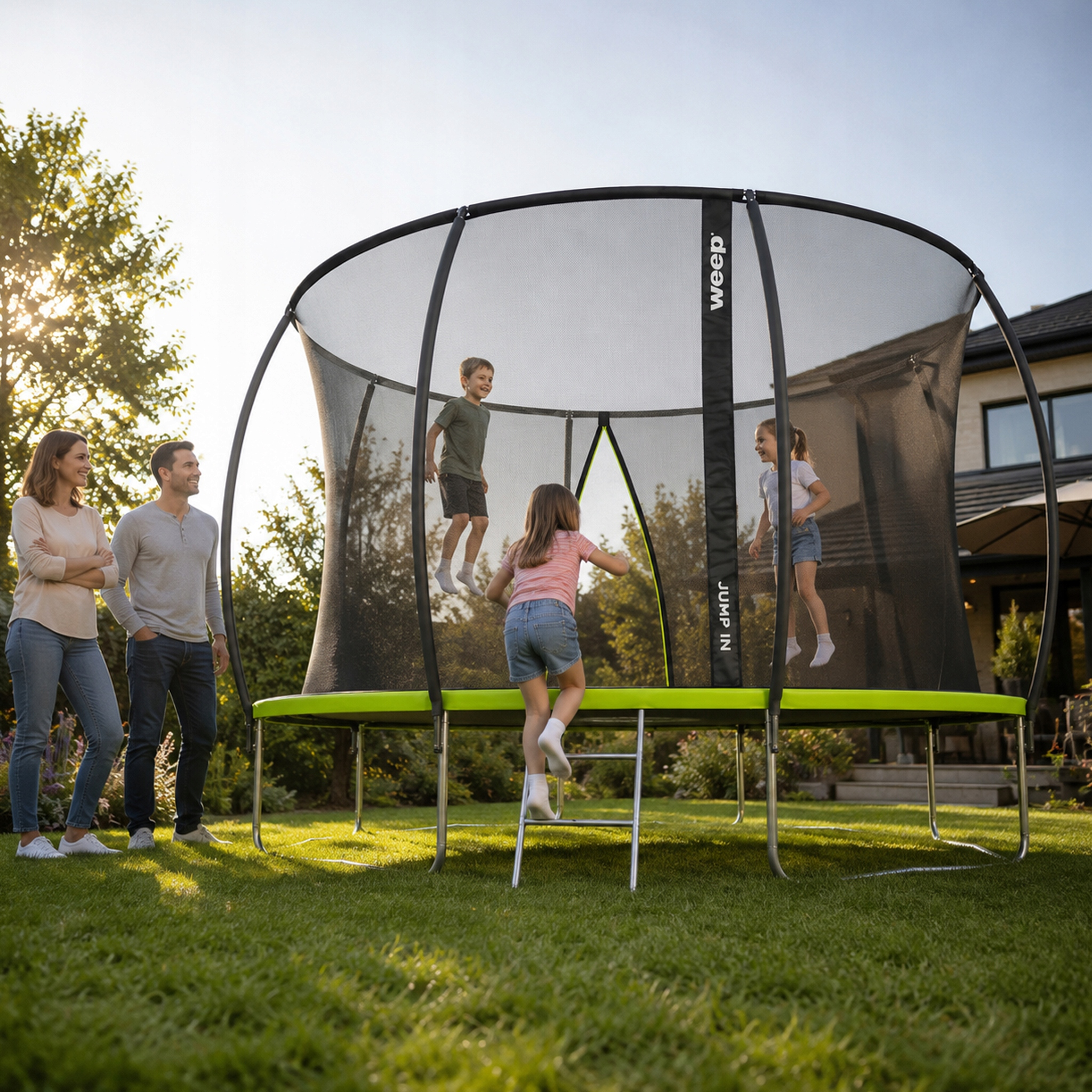 Rodzina w ogrodzie z trampoliną, dzieci skaczą, rodzice patrzą.