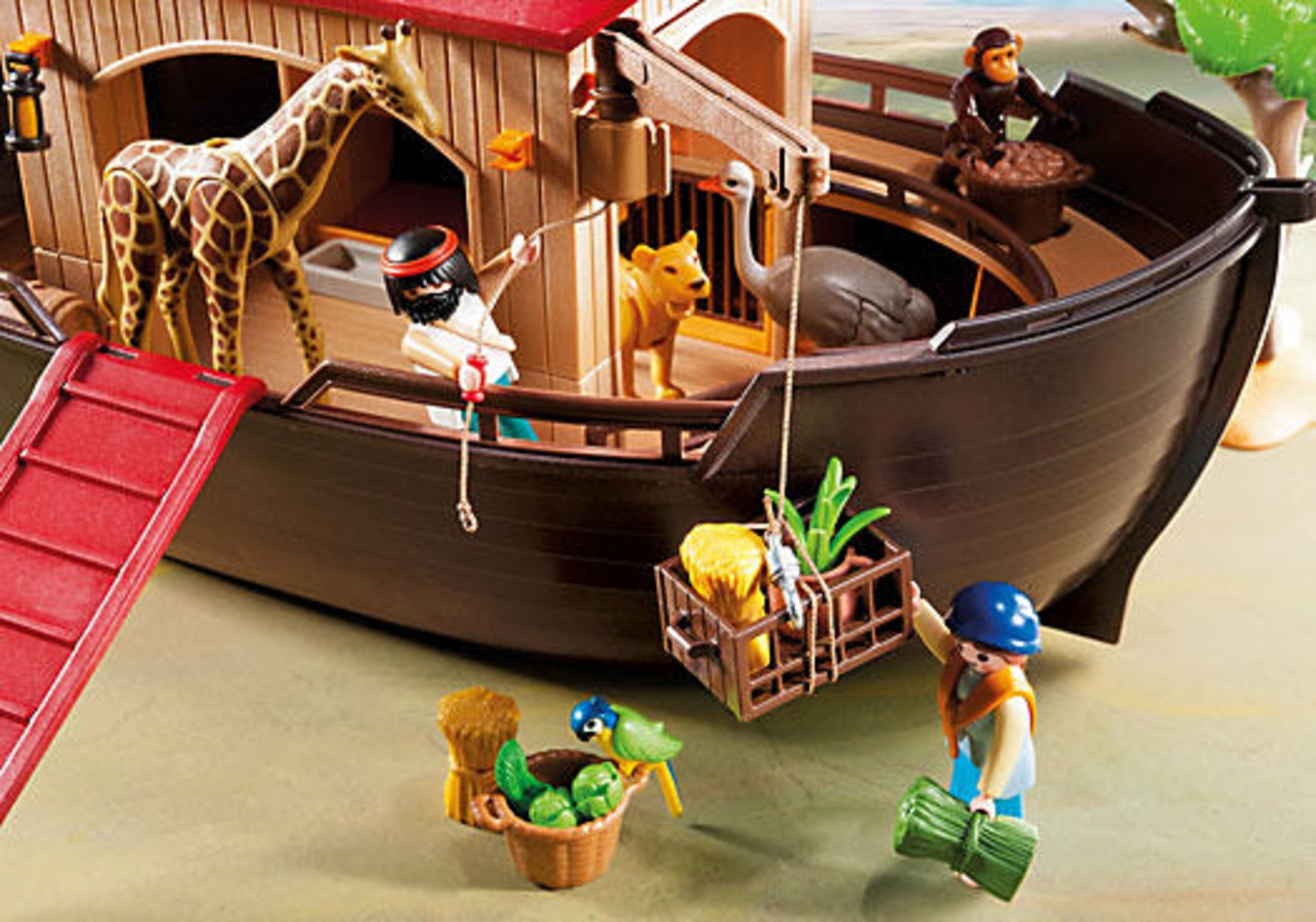 Spielzeug Arche Noah mit Giraffe, Löwe, Strauß, Affe, Menschen und Futterkorb.