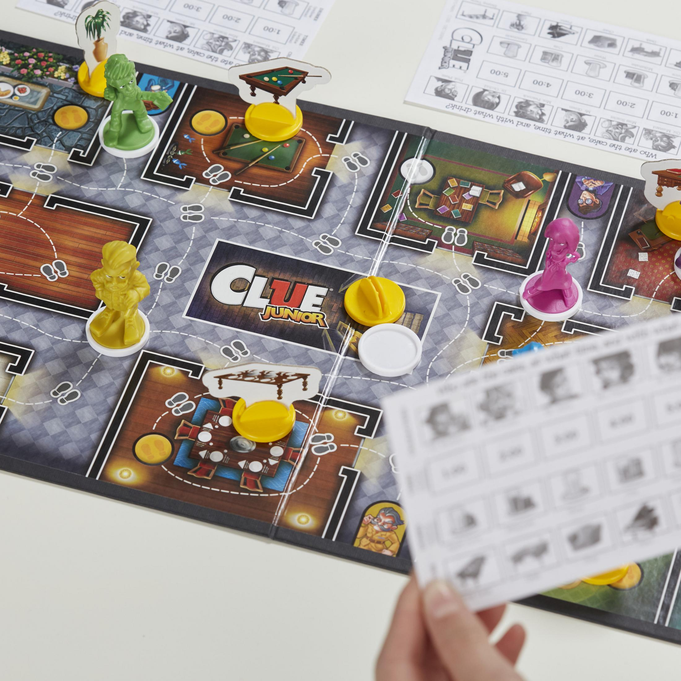 Clue Junior Spielbrett mit Spielfiguren und Hinweiskarten.