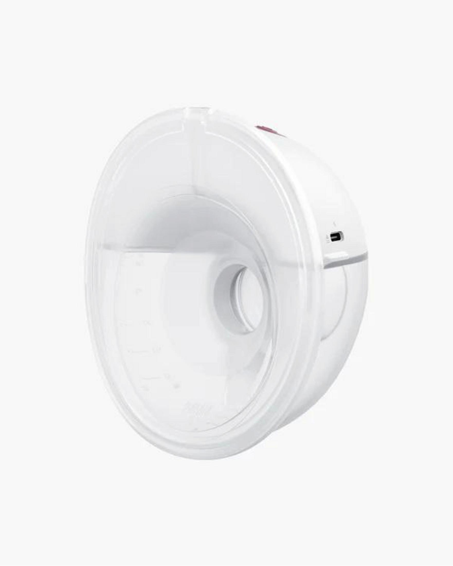 Ein weißer, transparenter Milchpumpenaufsatz mit einem USB-Anschluss und rotem Detail.