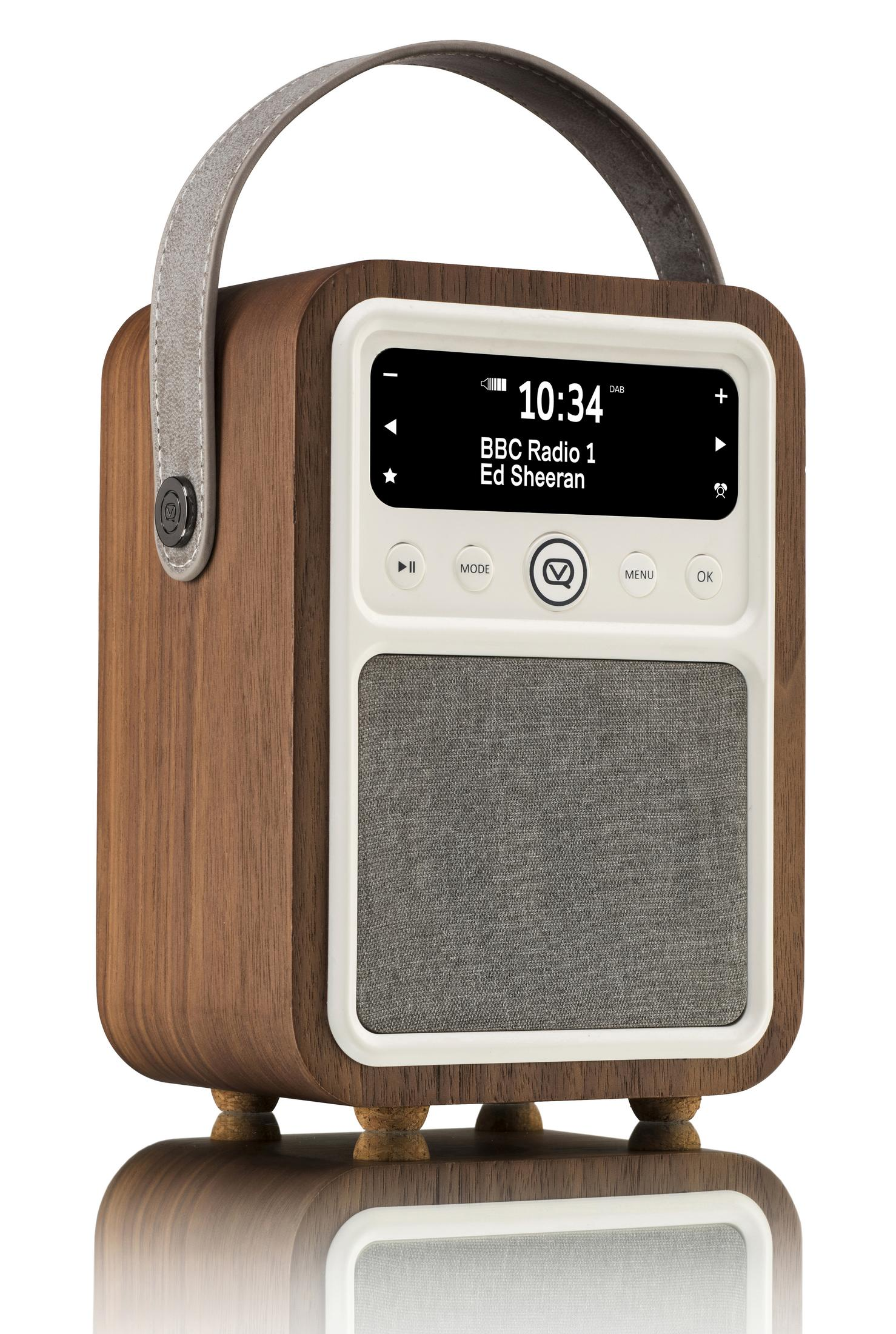 Ein Radio aus Holz mit digitalem Display, Lautsprecher und Tragegriff.