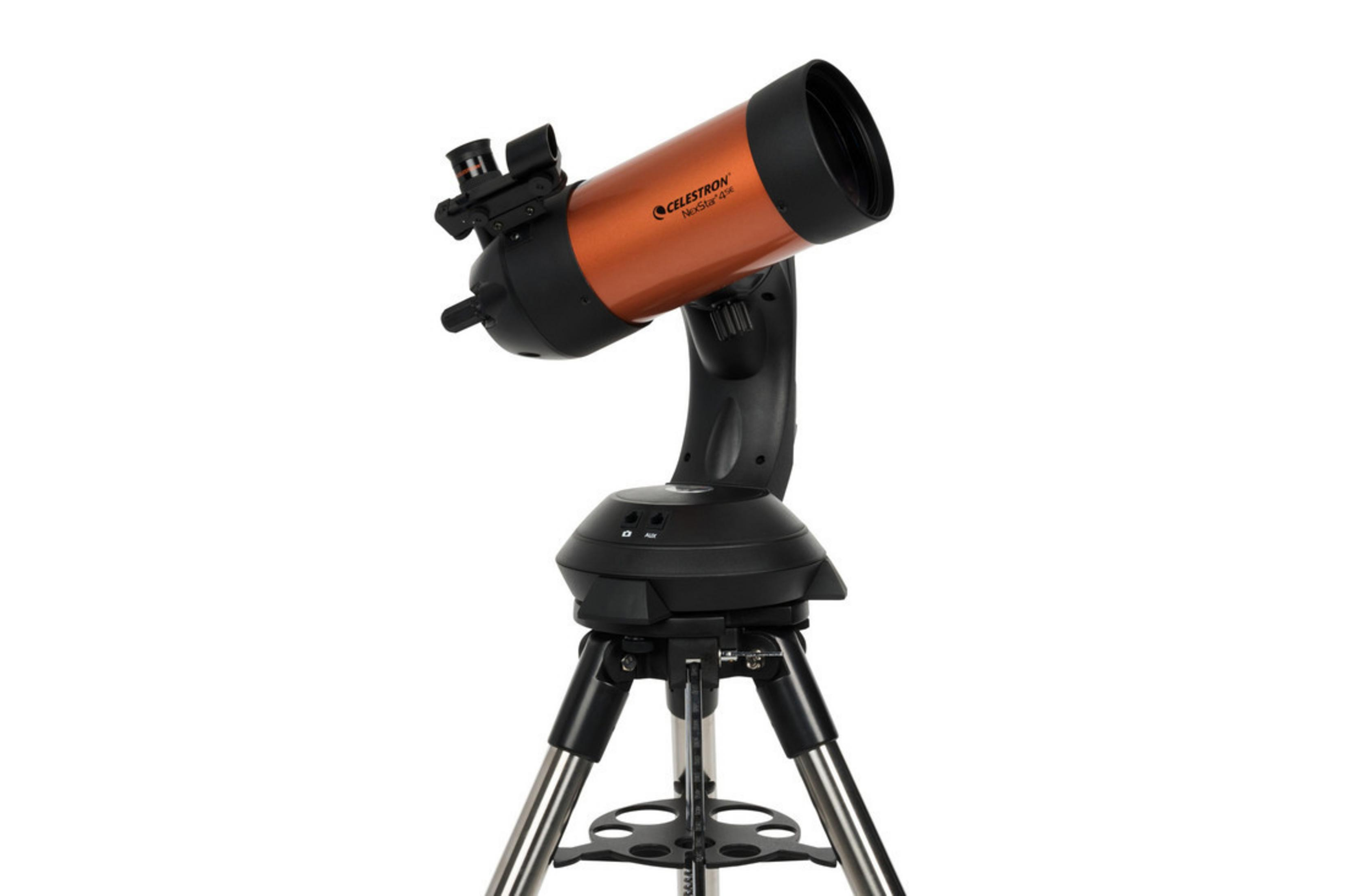 Eine orangefarbene Celestron NexStar 4SE Teleskopmontierung mit Stativ.