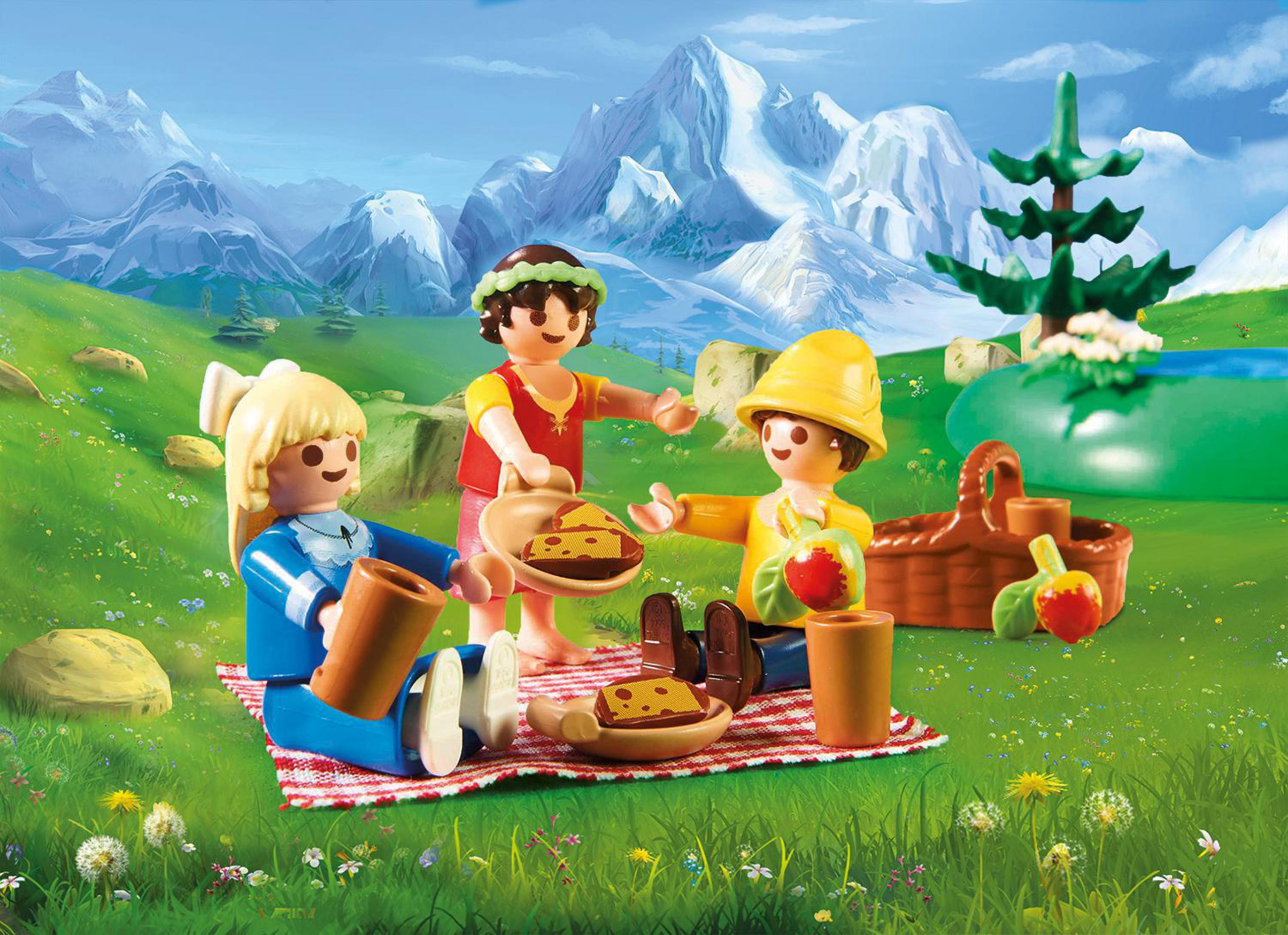 Drei Kinder machen ein Picknick vor einer Bergkulisse mit einem Teich.