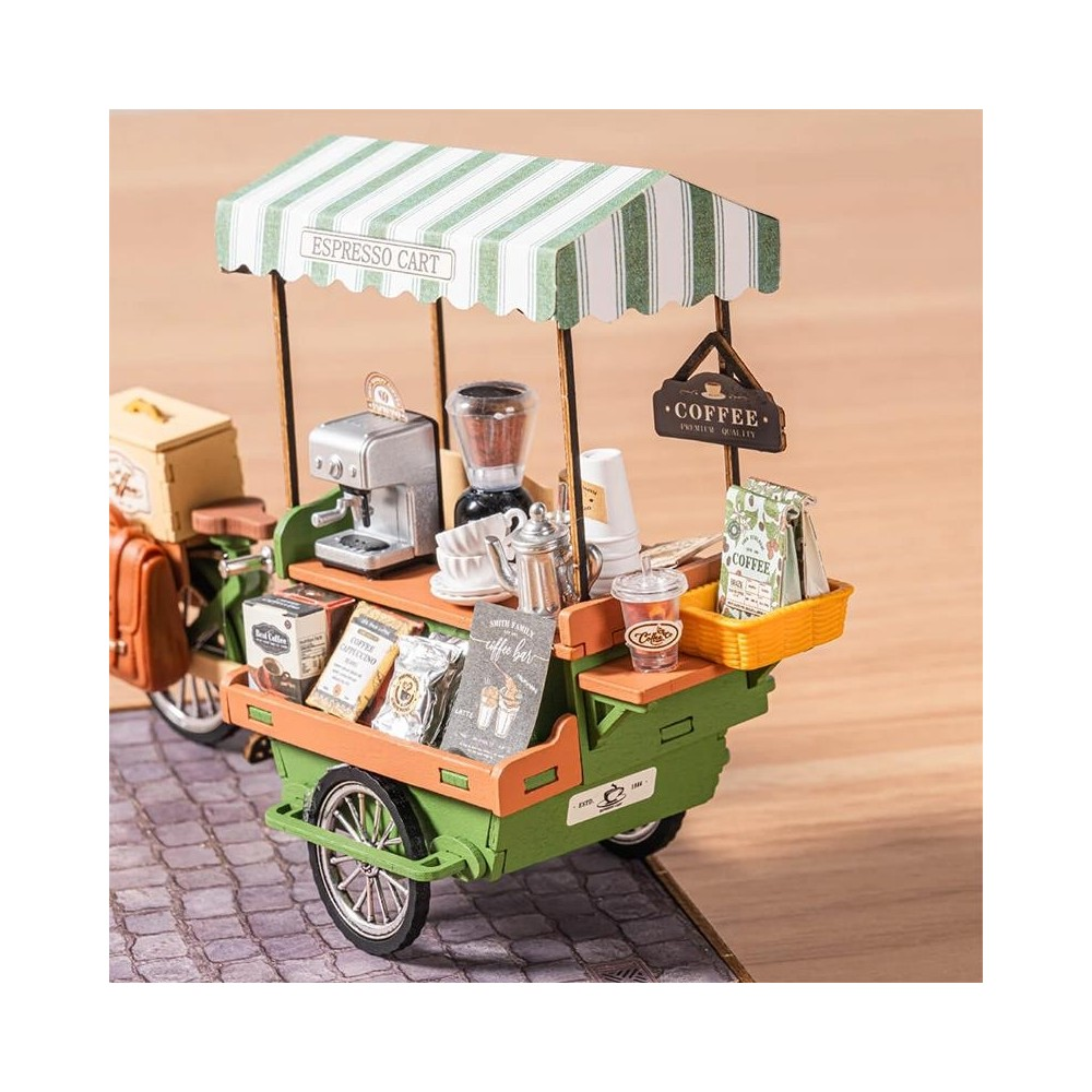 Kahve makinesi, blender, fincanlar, kahve paketleri ve yeşil tente ile minyatür espresso arabası.