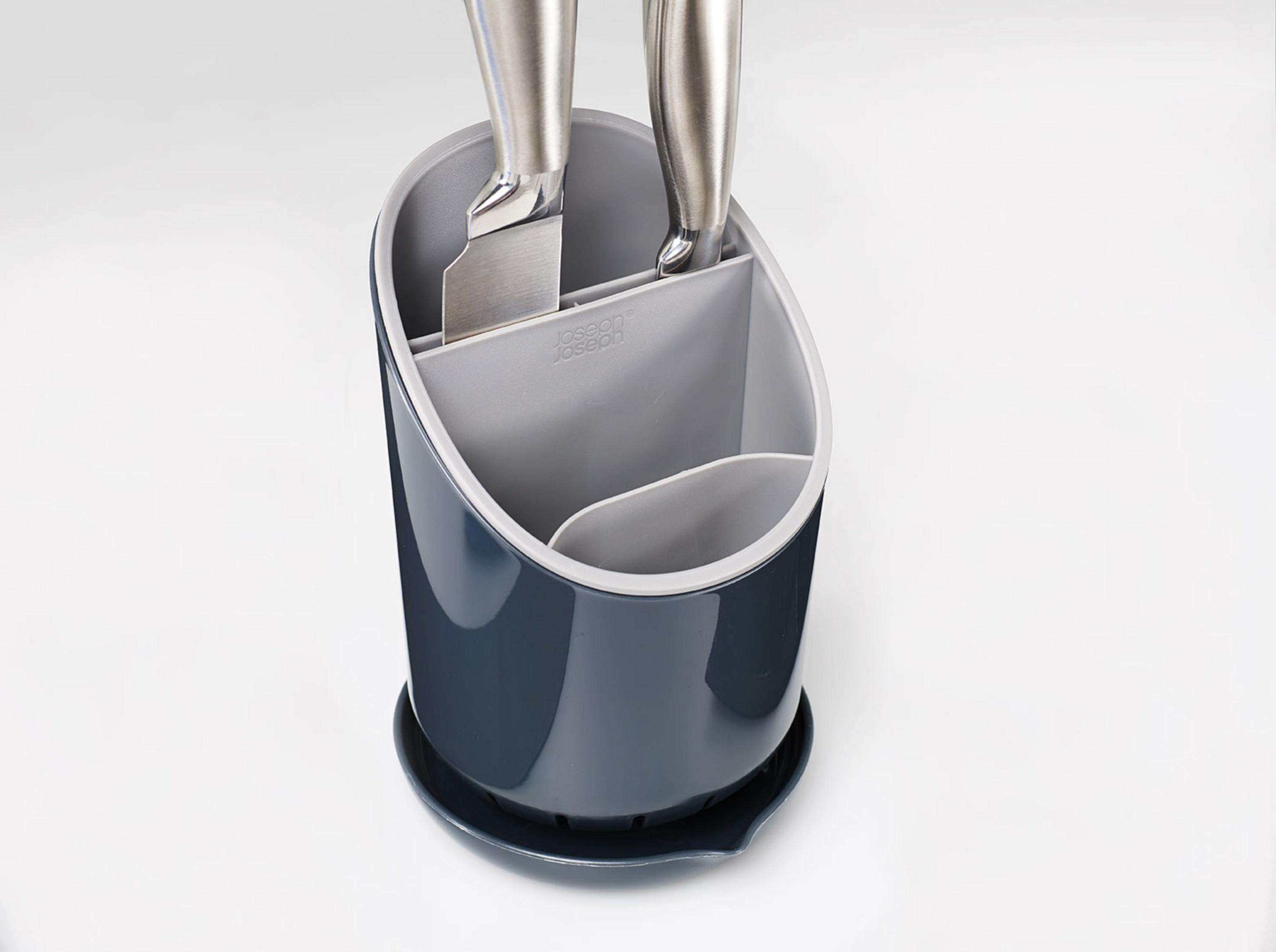 Un bloque de cuchillos azul oscuro con cuchillos plateados e inserción gris.