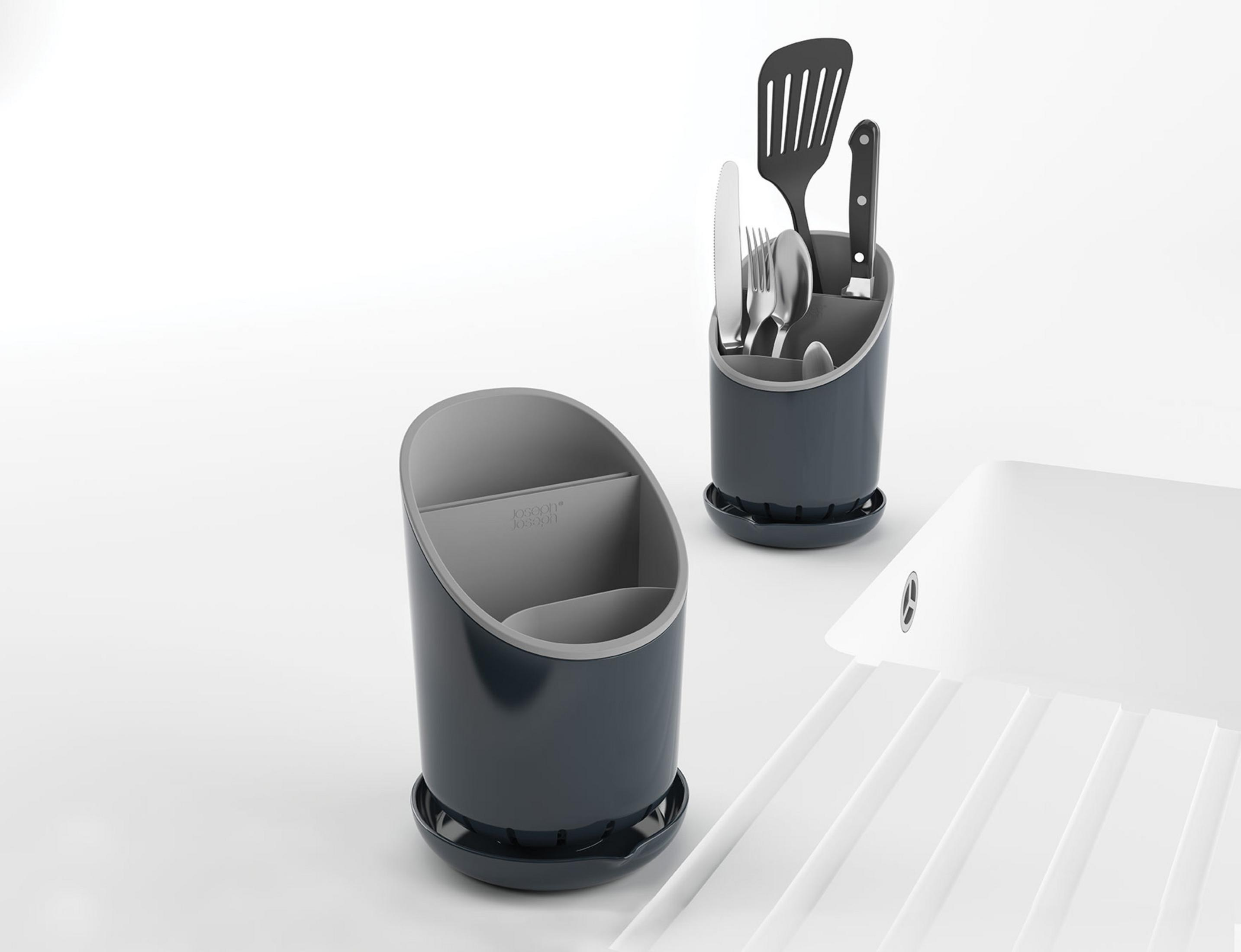 Dos escurridores oscuros para utensilios de cocina con cubiertos.