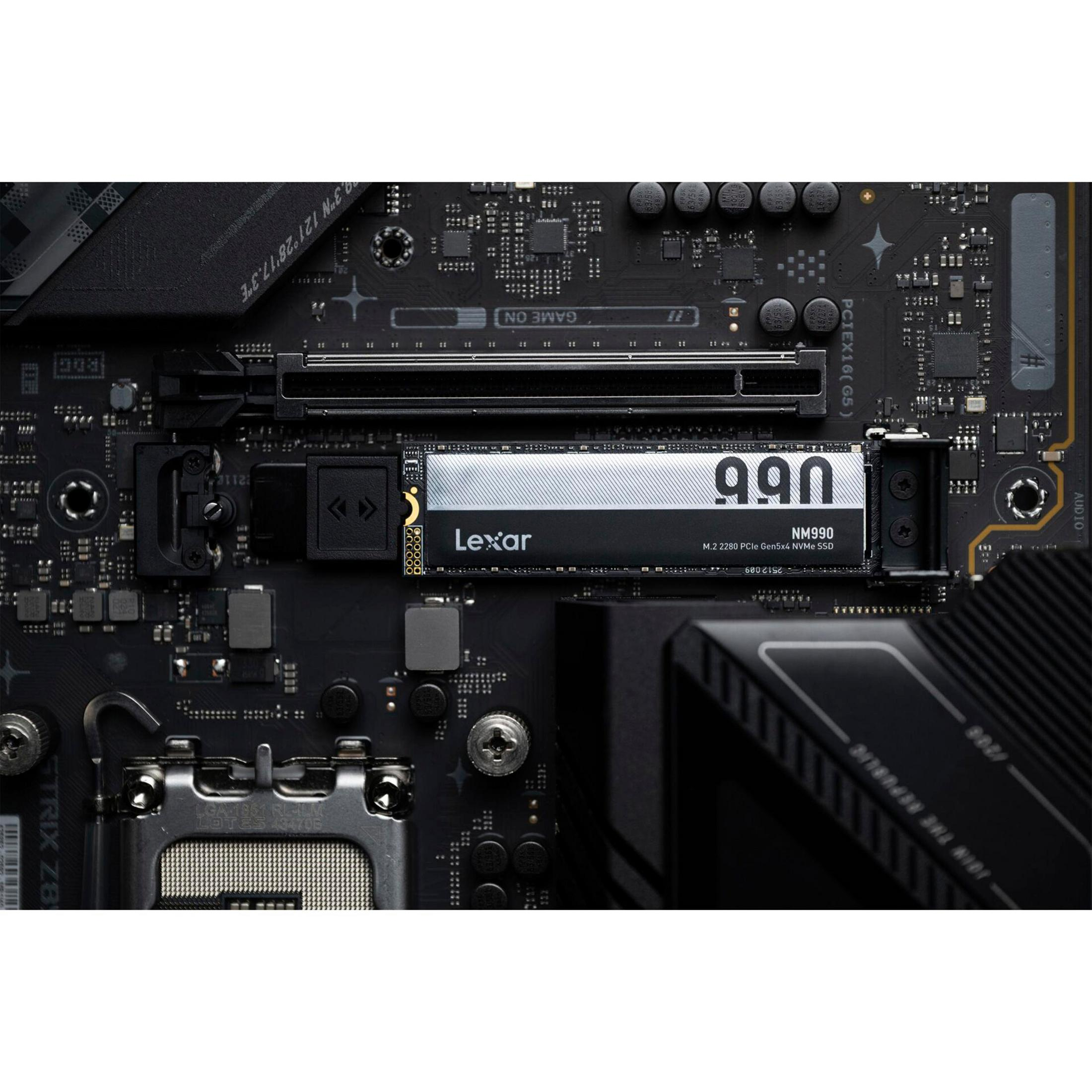 Un SSD Lexar NM990 M.2 NVMe su una scheda madre nera.