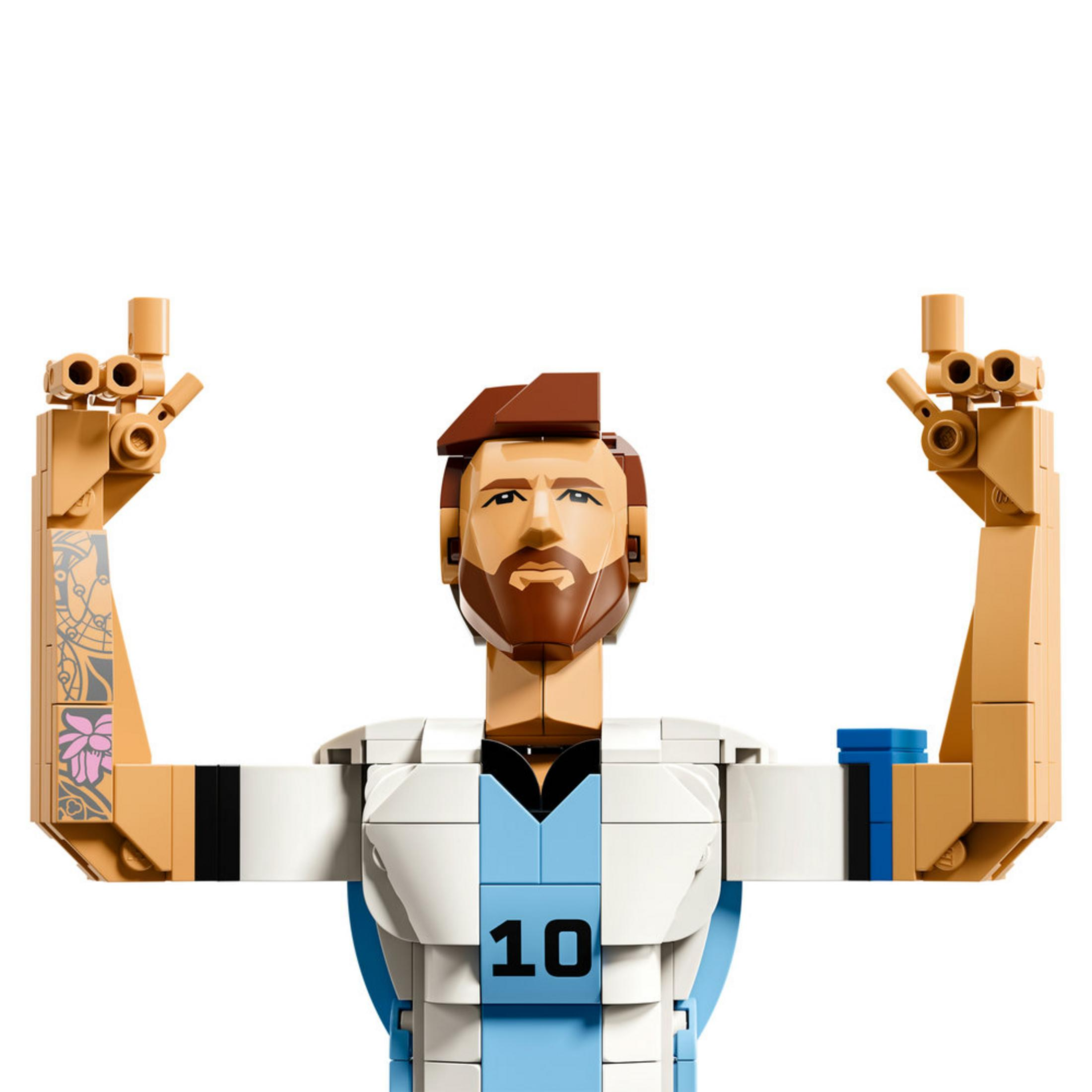 Un modello Lego di Lionel Messi in maglia n. 10, con le braccia alzate.
