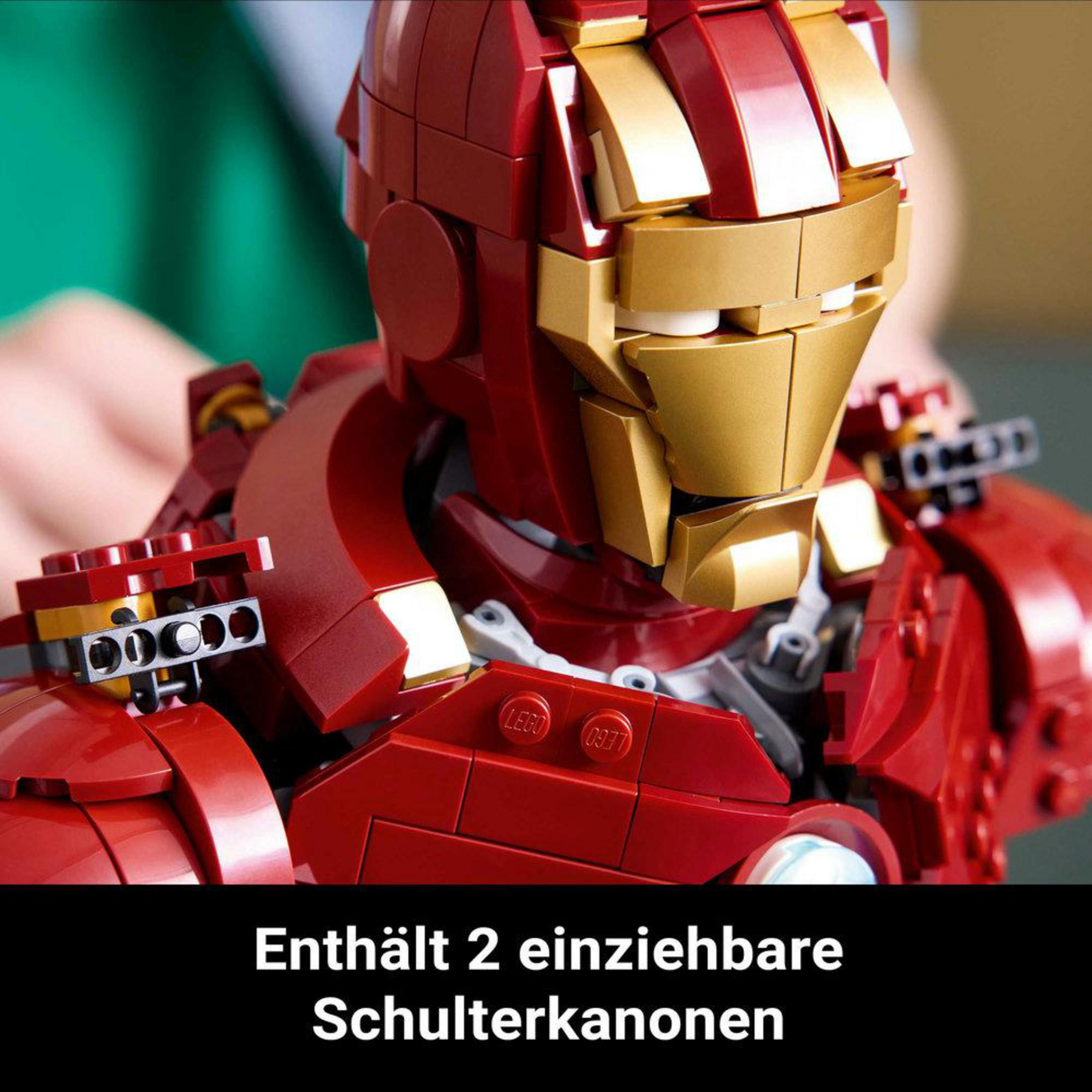 Un Iron Man Lego rosso e oro con cannoni retrattili sulle spalle.