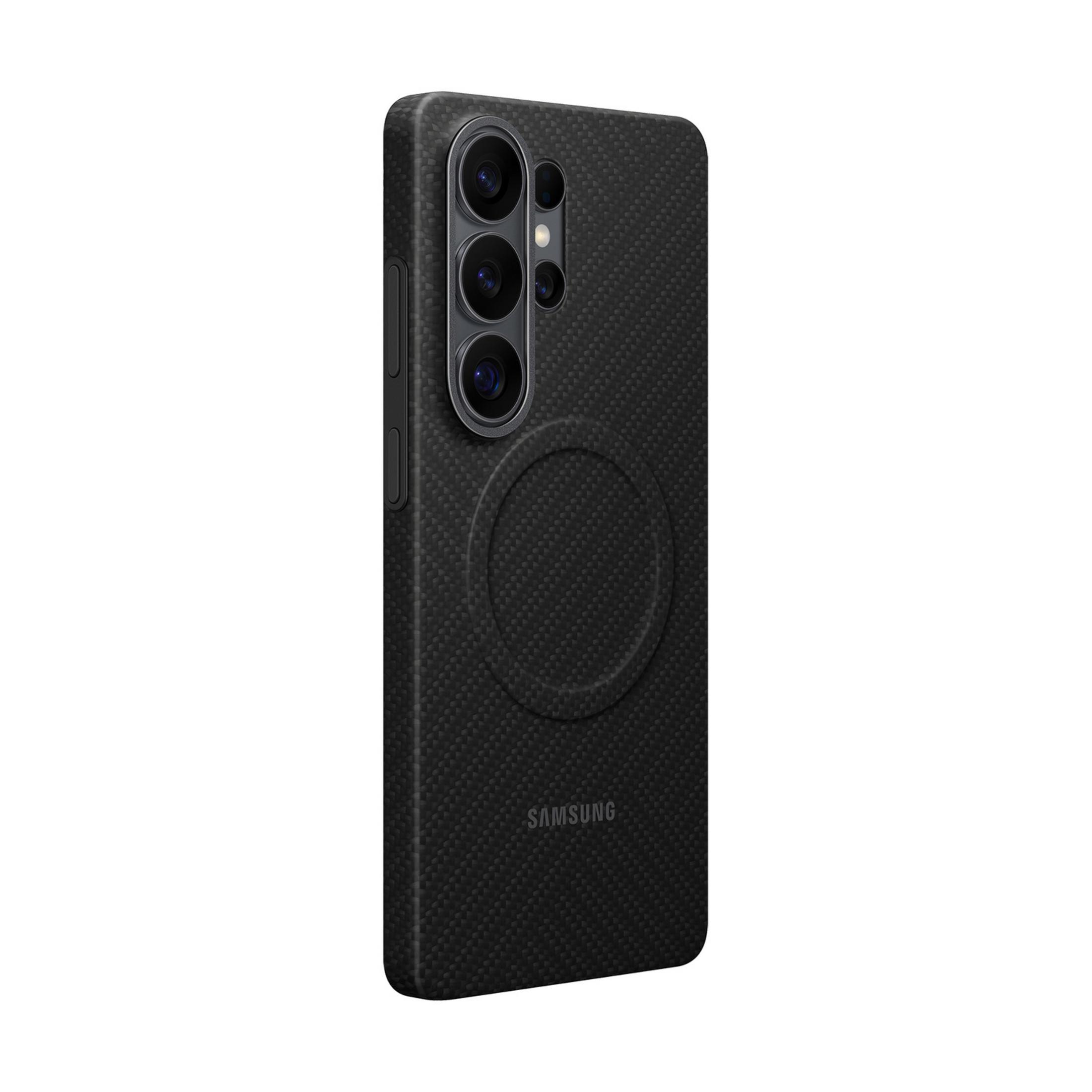 Teléfono negro con textura de carbono, cámaras y logo Samsung.