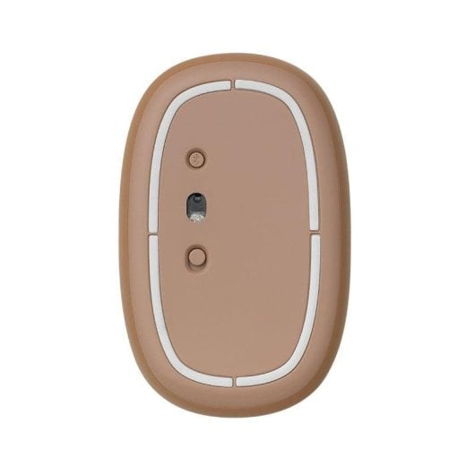 Parte inferiore di un mouse per computer beige con piedini bianchi e sensore ottico.