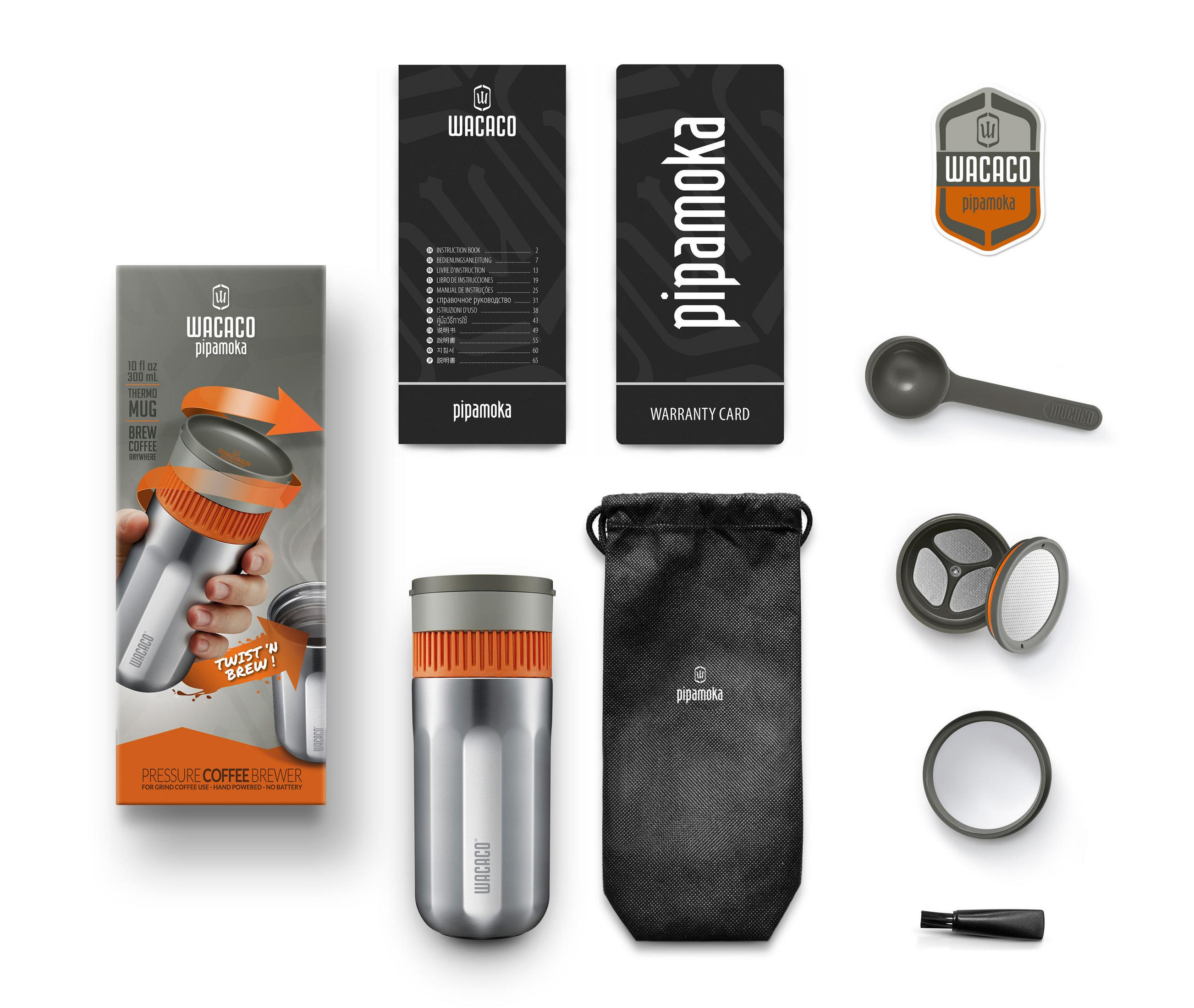 Una macchina da caffè Wacaco Pipamoka con accessori, cucchiaio, filtro e custodia.