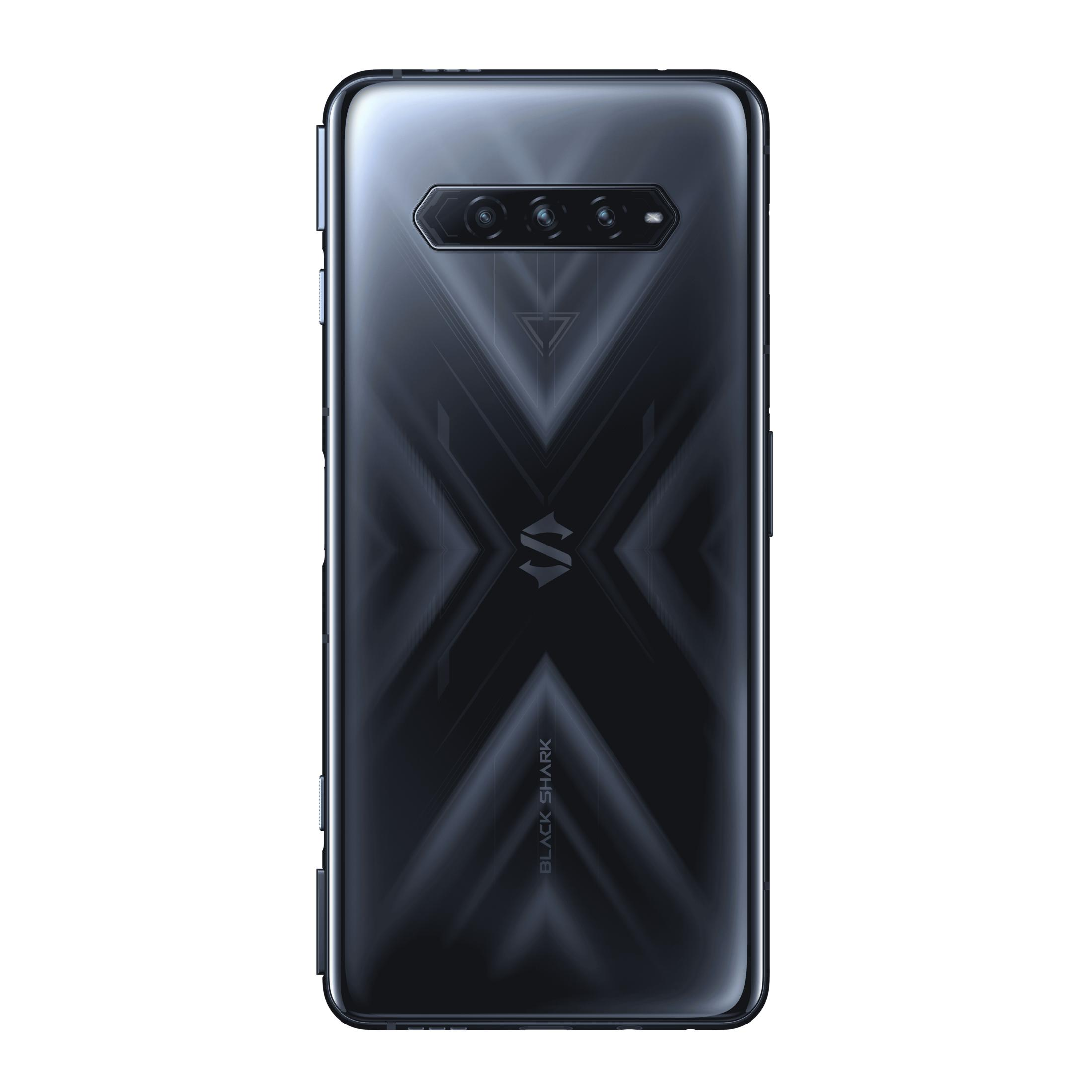 Rückseite eines schwarzen Smartphones mit vier Kameras und Logo.