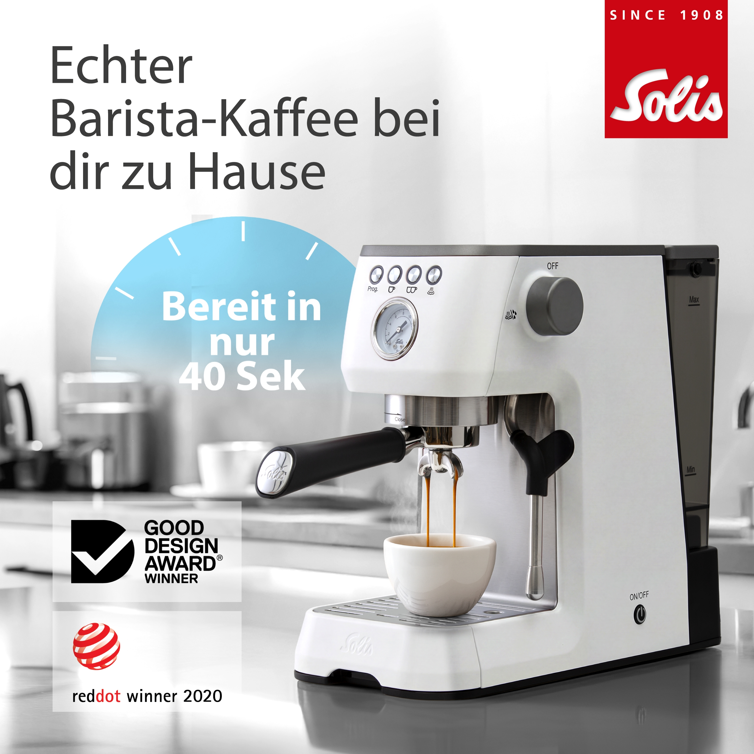 Eine weiße Solis Espressomaschine brüht Kaffee in eine Tasse. Auszeichnungen sind sichtbar.