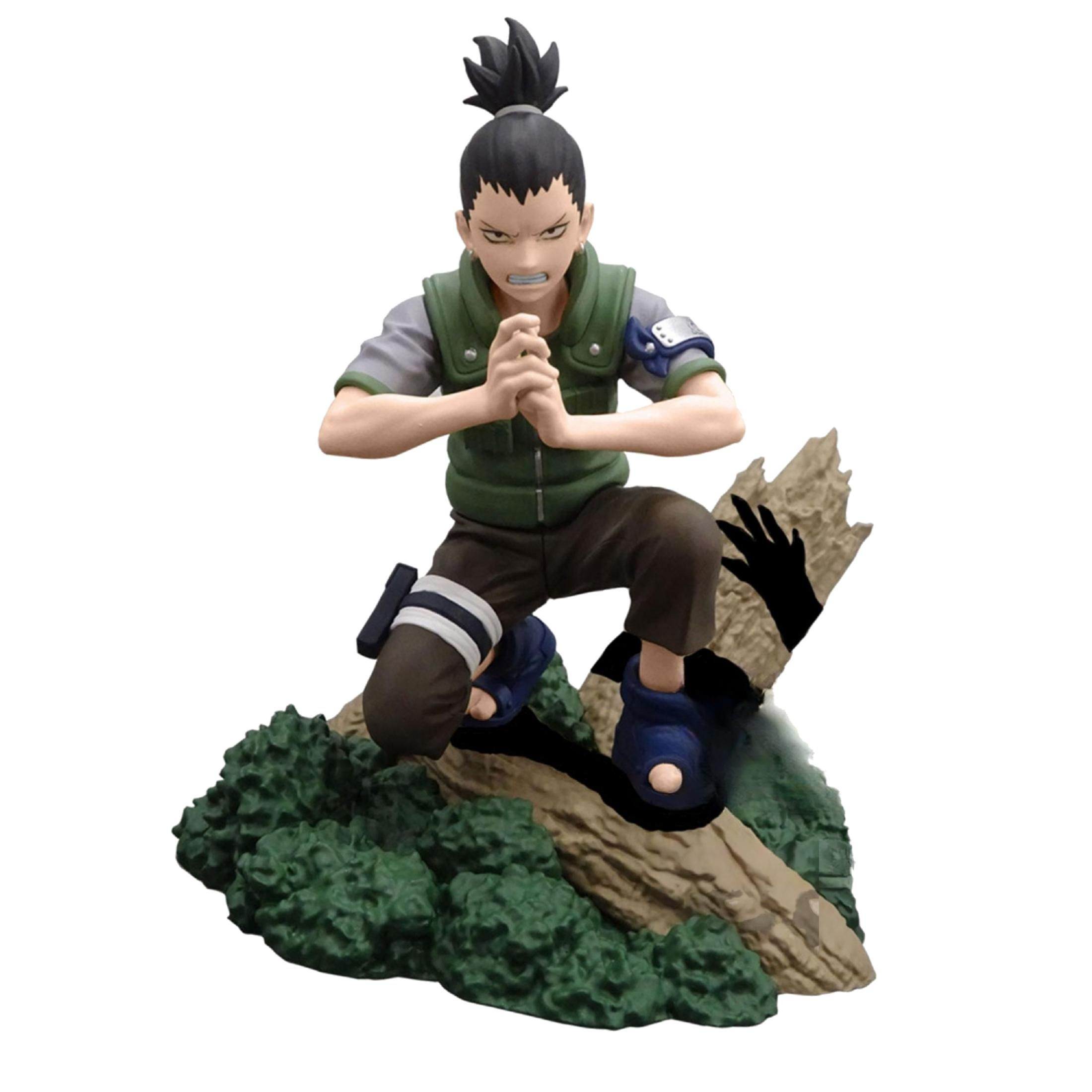 Eine Figur von Shikamaru, die auf einem Baumstamm kniet, mit grüner Weste und brauner Hose.