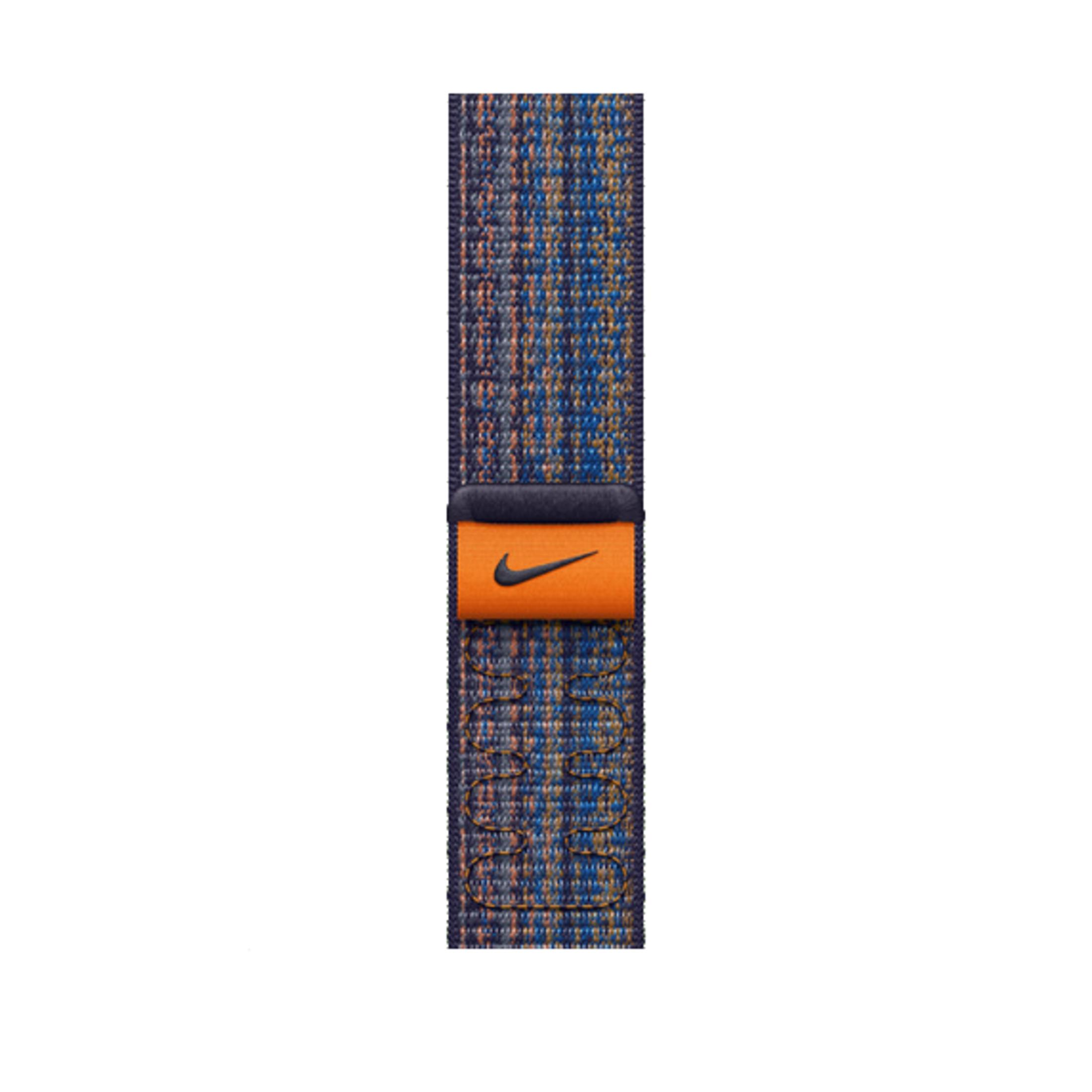 Ein blau-orange gestreiftes Textilarmband mit einem orangefarbenen Nike-Logo.