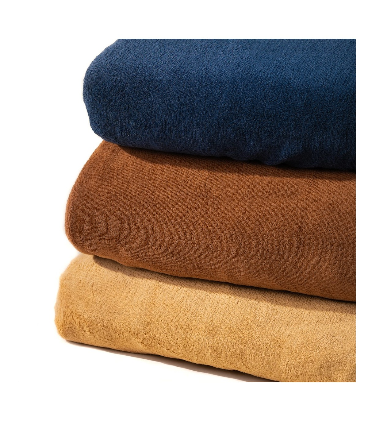 Tres toallas dobladas apiladas. Azul oscuro, marrón y beige.