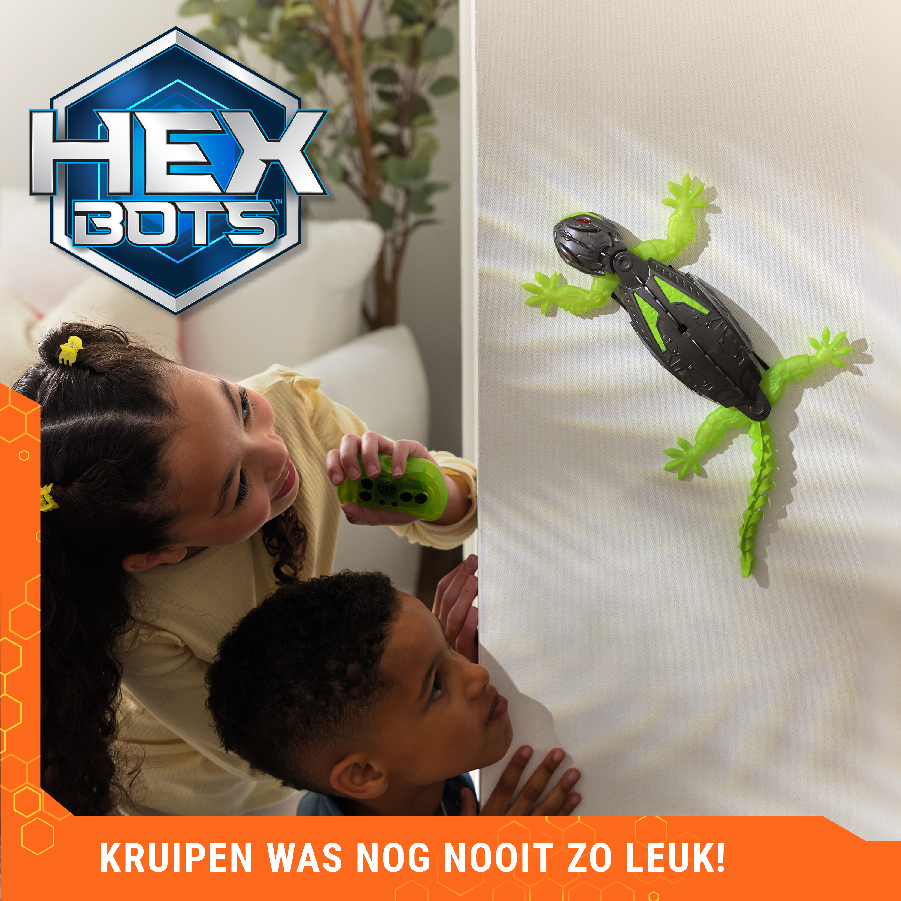 Kinder spielen mit einer Hexbug-Eidechse, die an einer Wand klettert.