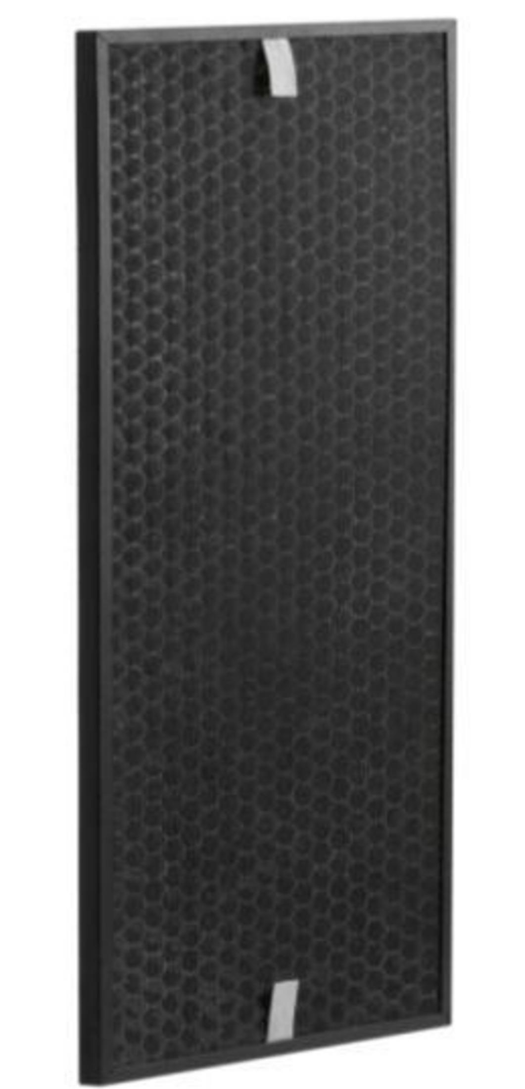 Un filtro rettangolare a carboni attivi con cornice nera e motivo a nido d'ape.