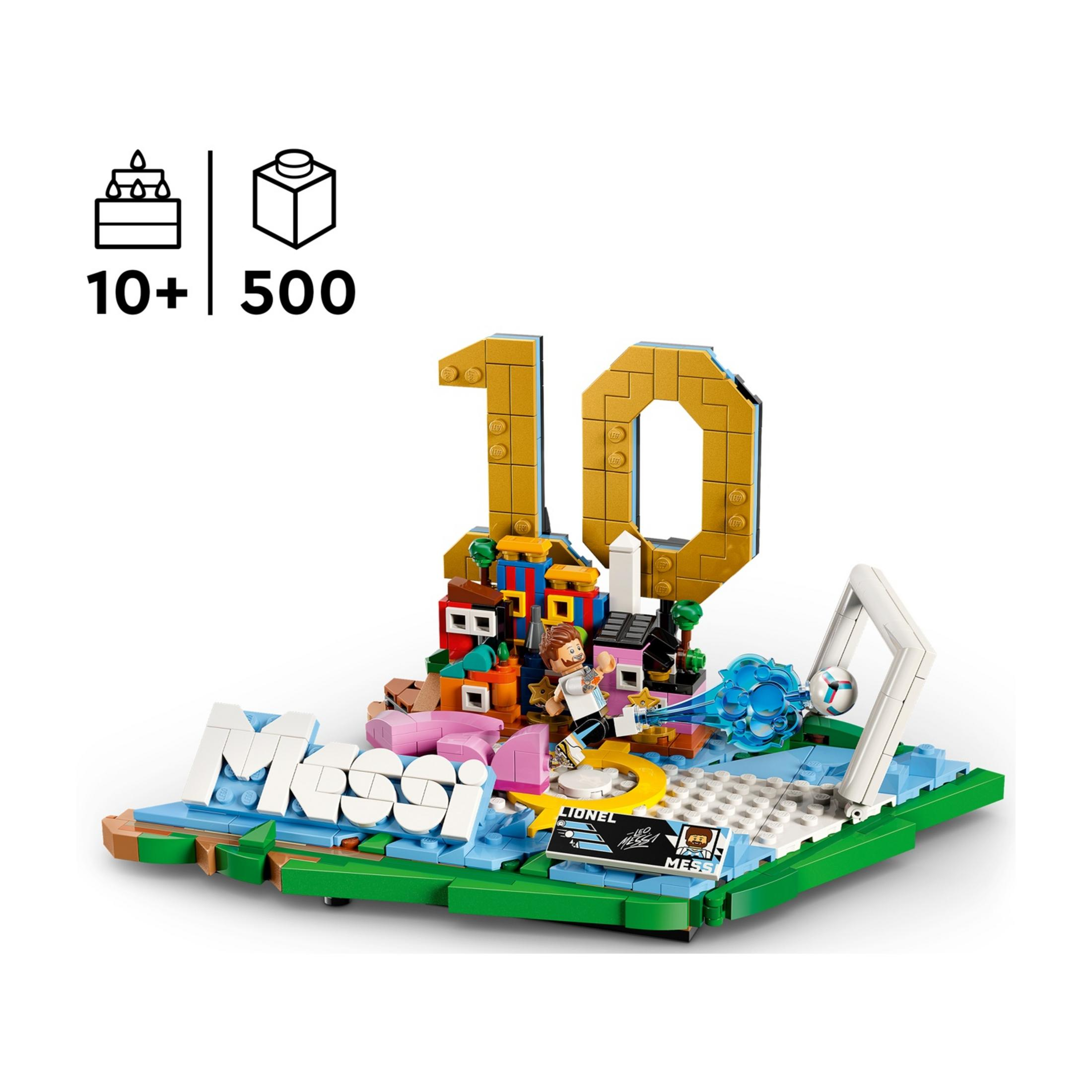Una scena di calcio Lego con una figura di Messi, una porta e il numero 10.