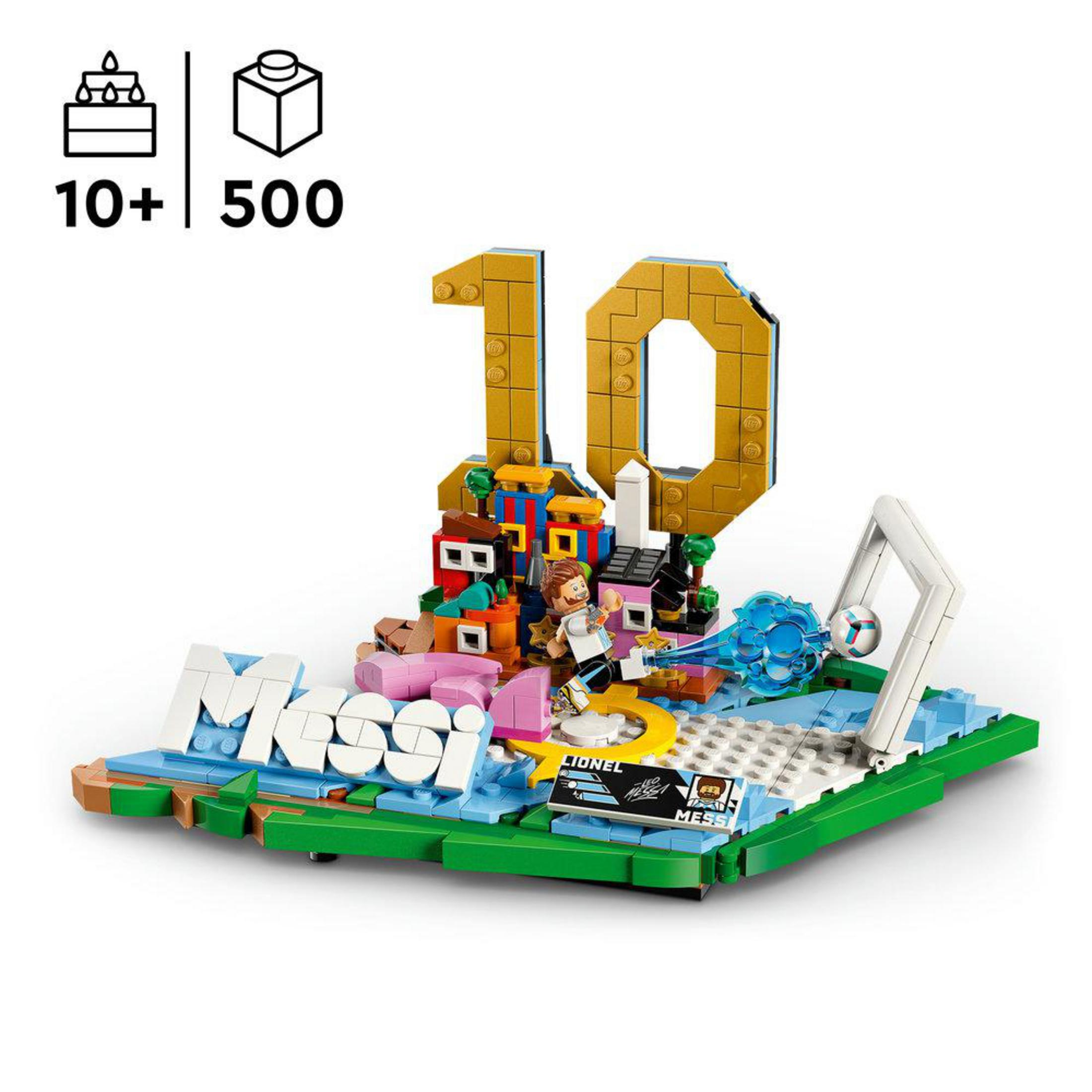 Una ricreazione LEGO di Lionel Messi con il numero 10, porta da calcio, palla blu.