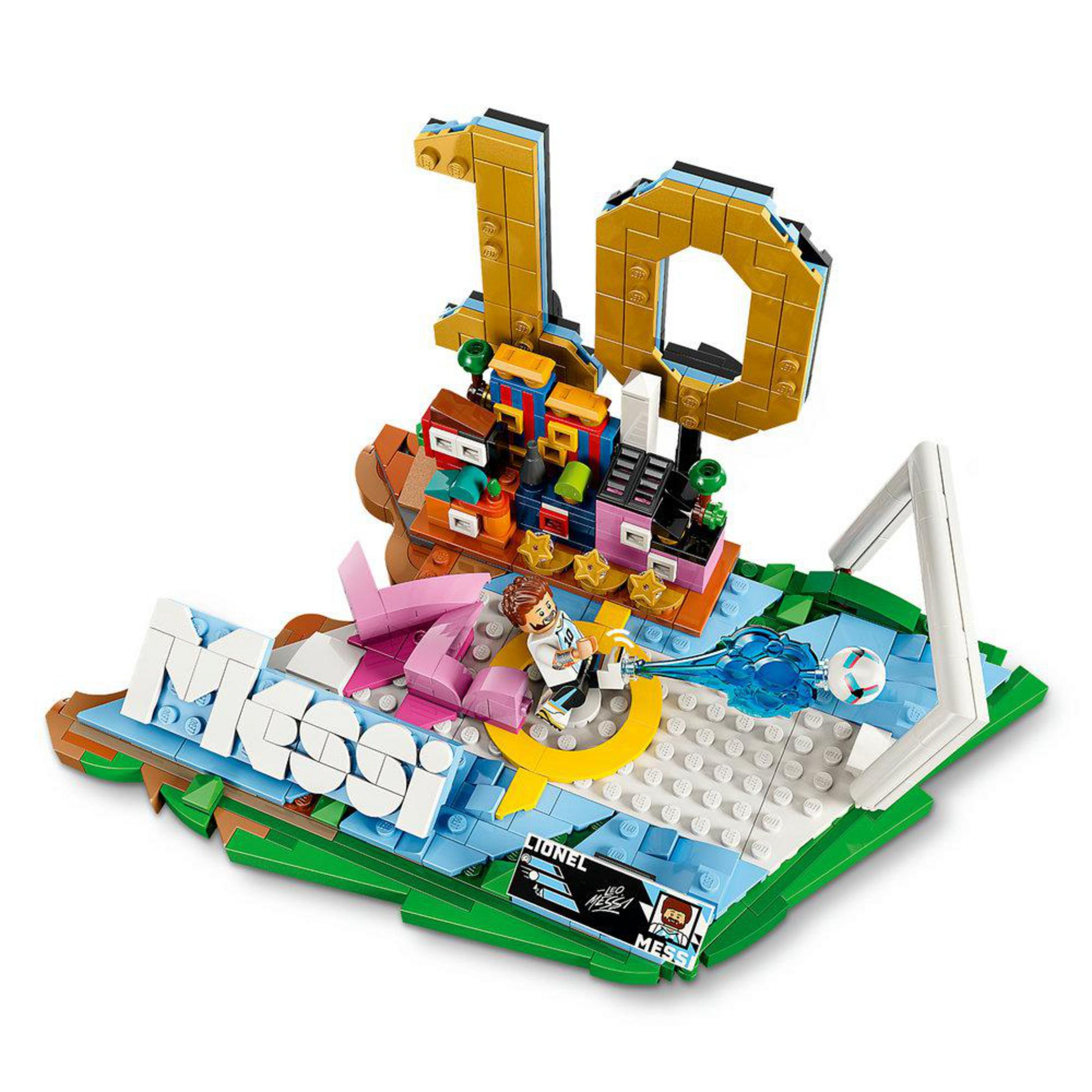 Modello Lego con calciatore, porta e il numero 10.
