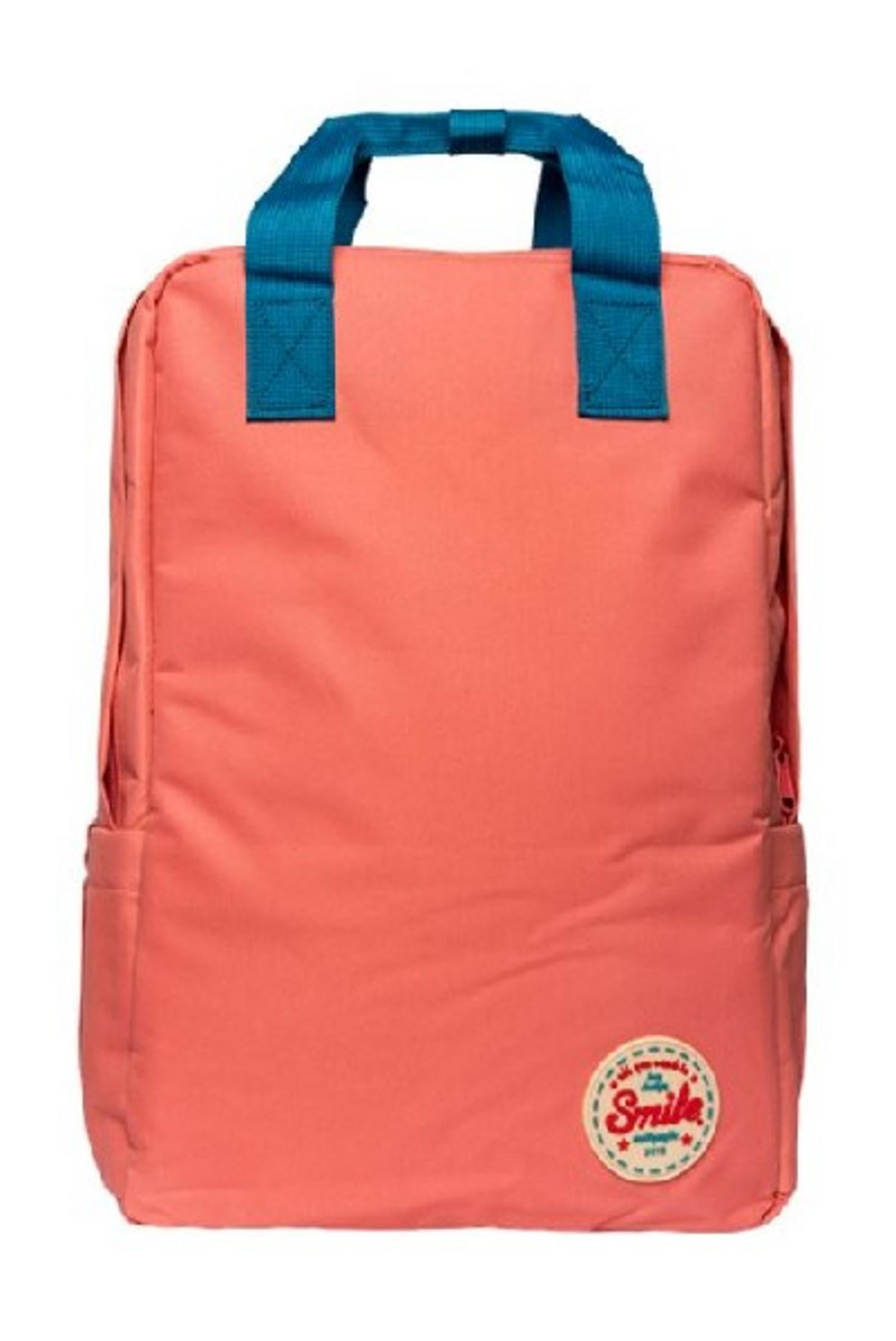 Mochila coral con tirantes azules y parche 'Smile'.