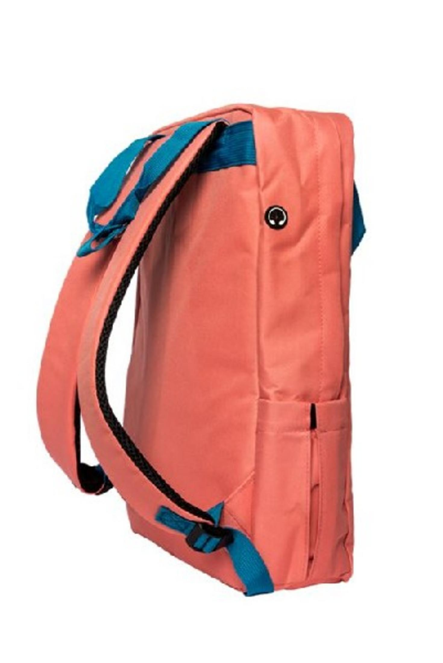 Una mochila color coral con detalles azules y correas negras.