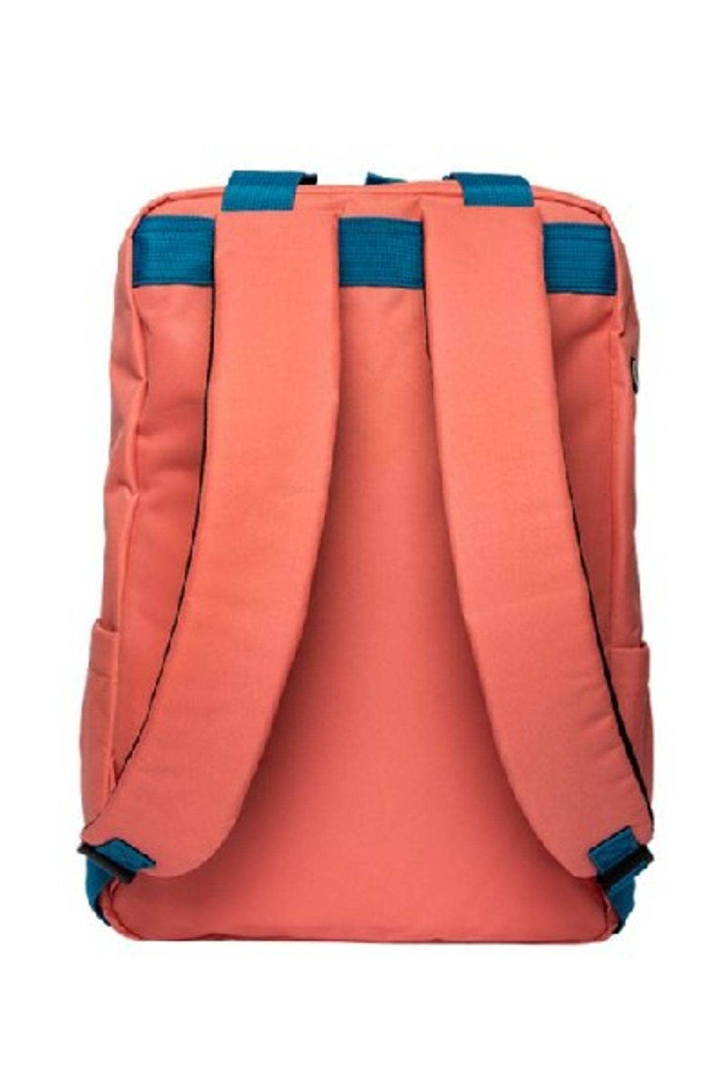 Mochila rosa coral con tirantes azules, fondo blanco.