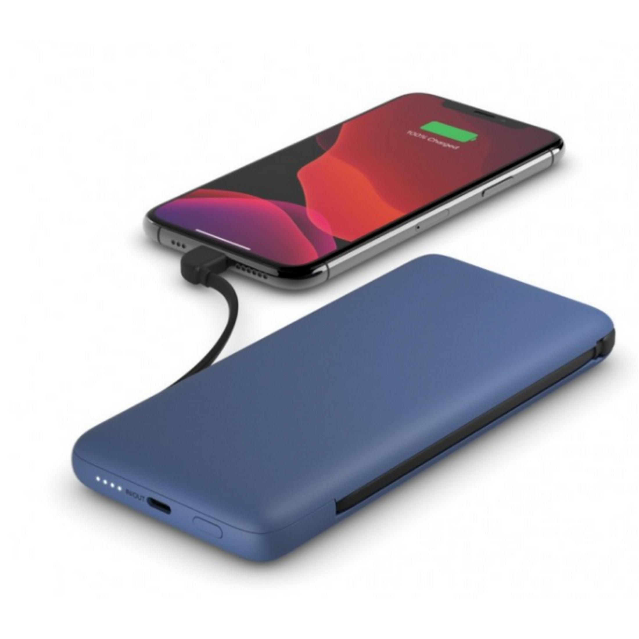 Een blauwe powerbank laadt een smartphone op die 100% vol aangeeft.