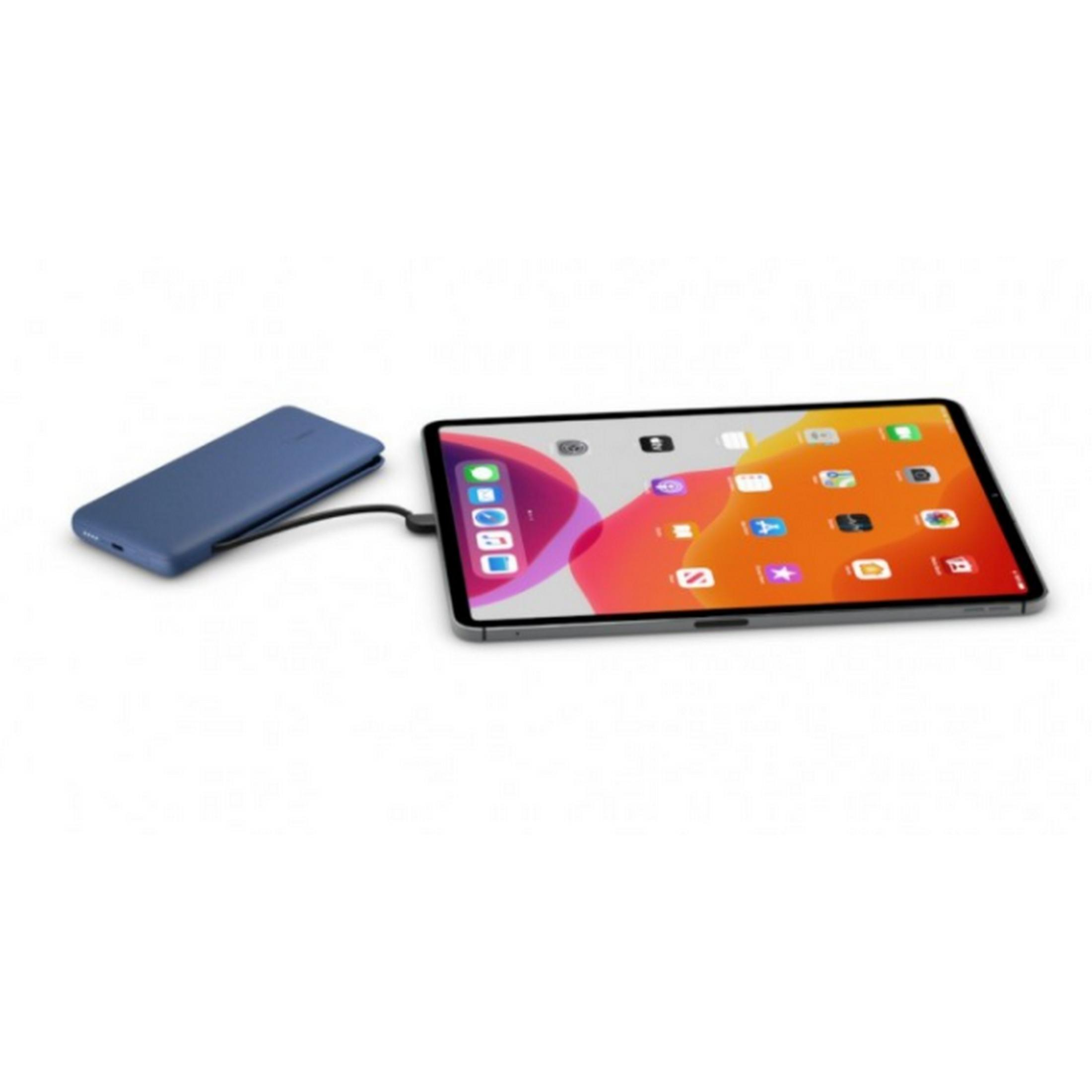 Een blauwe tablet wordt opgeladen vanaf een blauwe powerbank via een zwarte kabel.