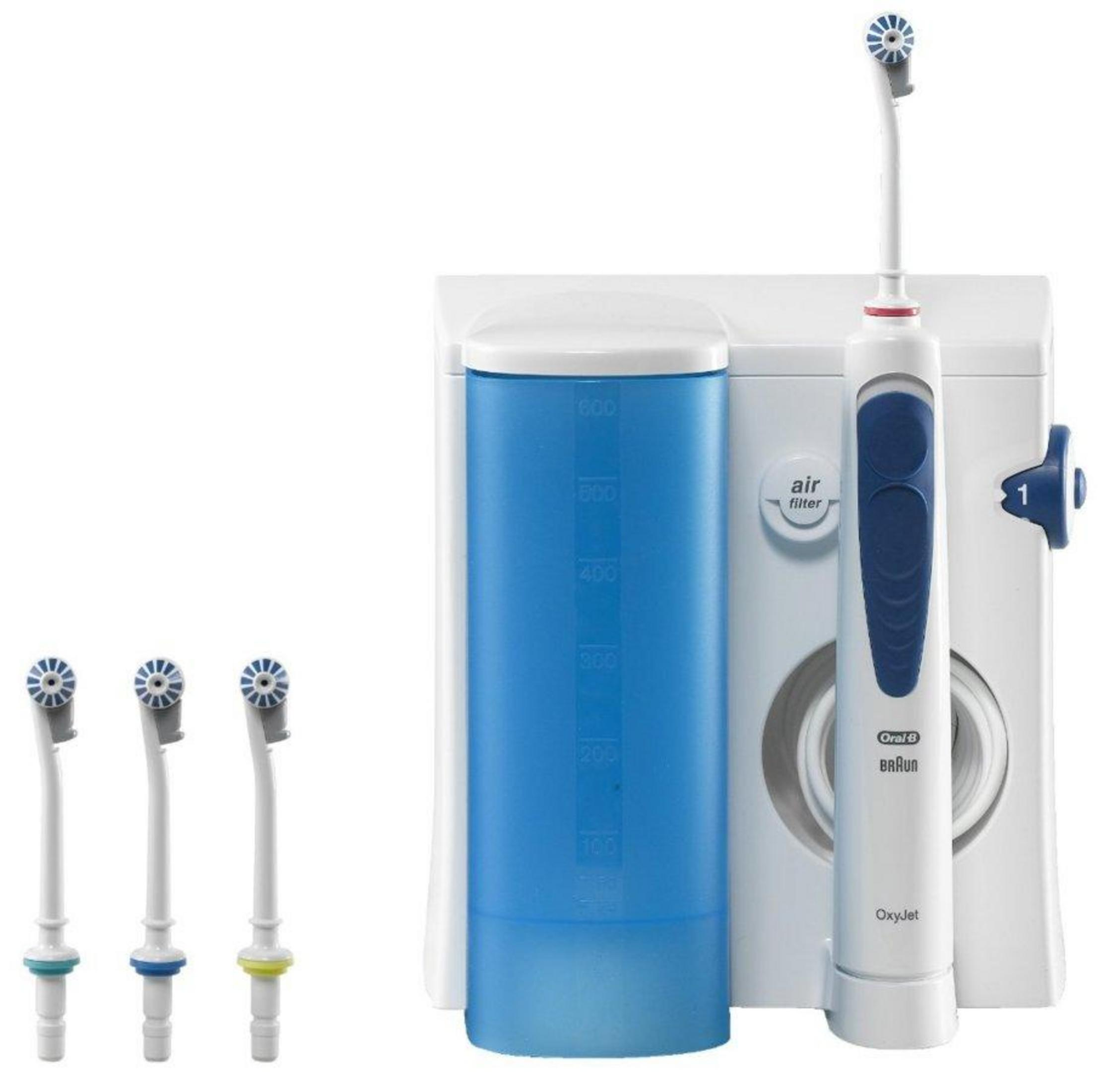 Un set idropulsor Oral-B OxyJet bianco con serbatoio blu e tre beccucci.