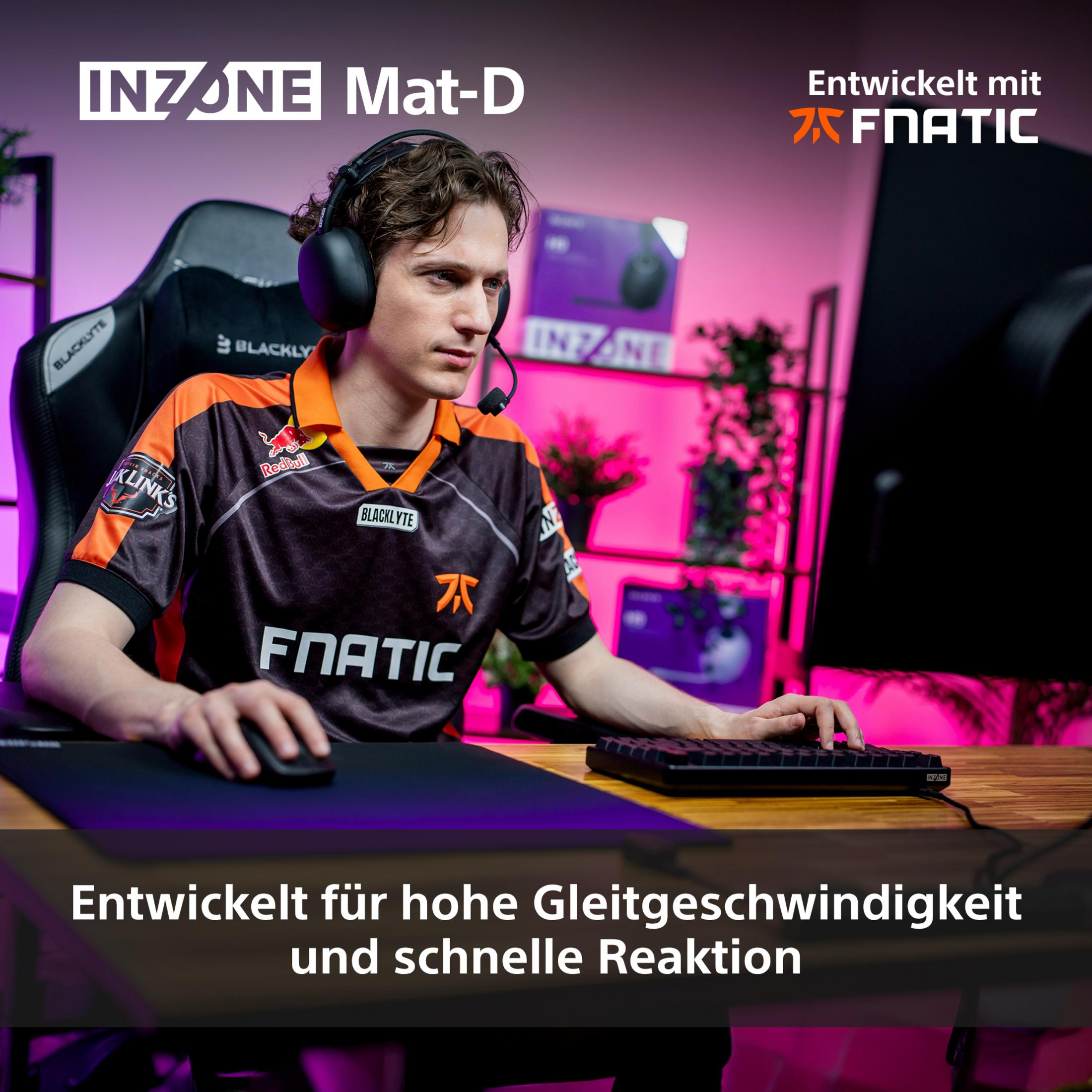 Un giocatore di e-sport con cuffie gioca al computer su una sedia da gaming.