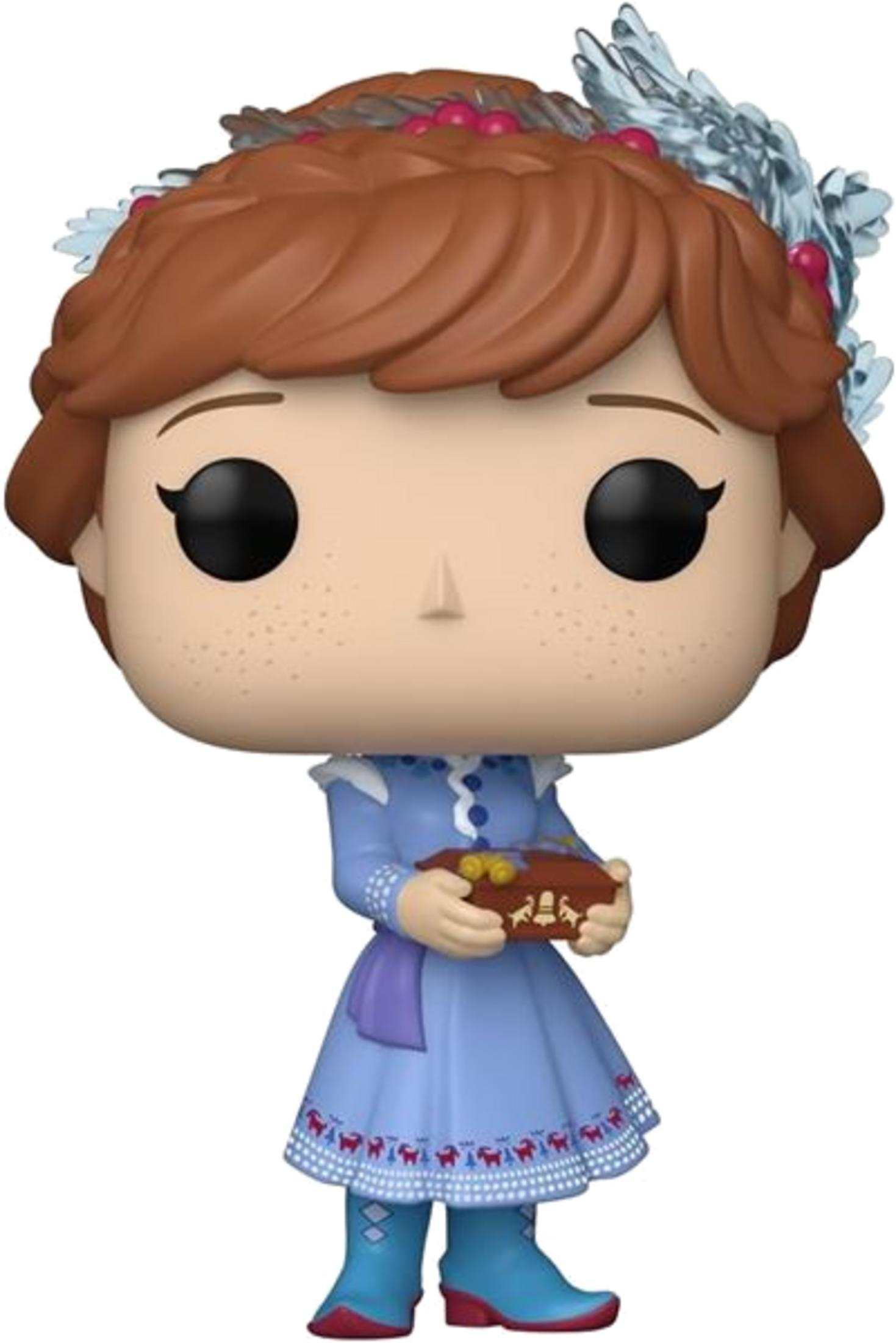 Una figura con pelo castaño lleva un vestido azul y sostiene una caja.
