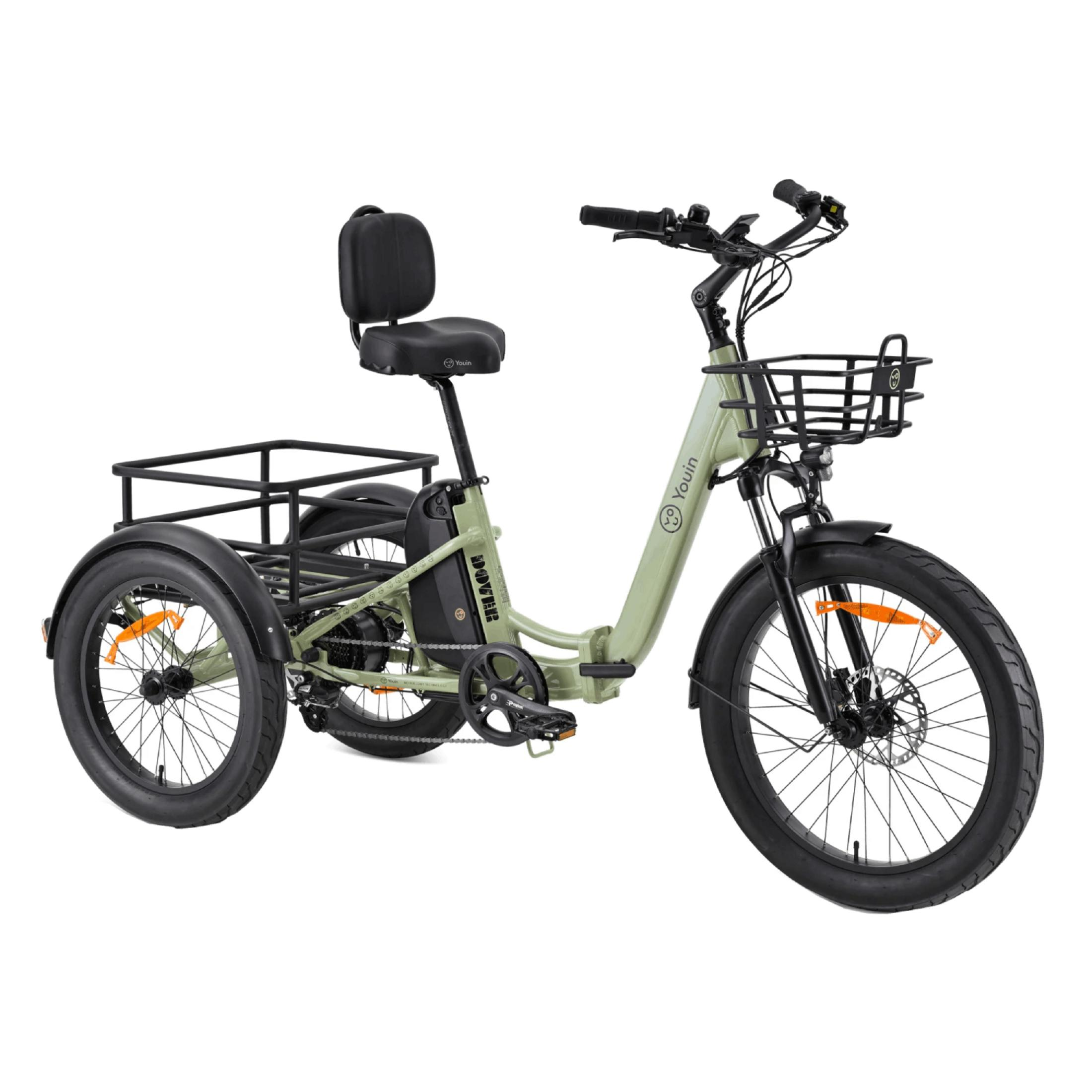Una bicicleta eléctrica triciclo verde claro con cestas delantera y trasera, asiento y neumáticos negros.