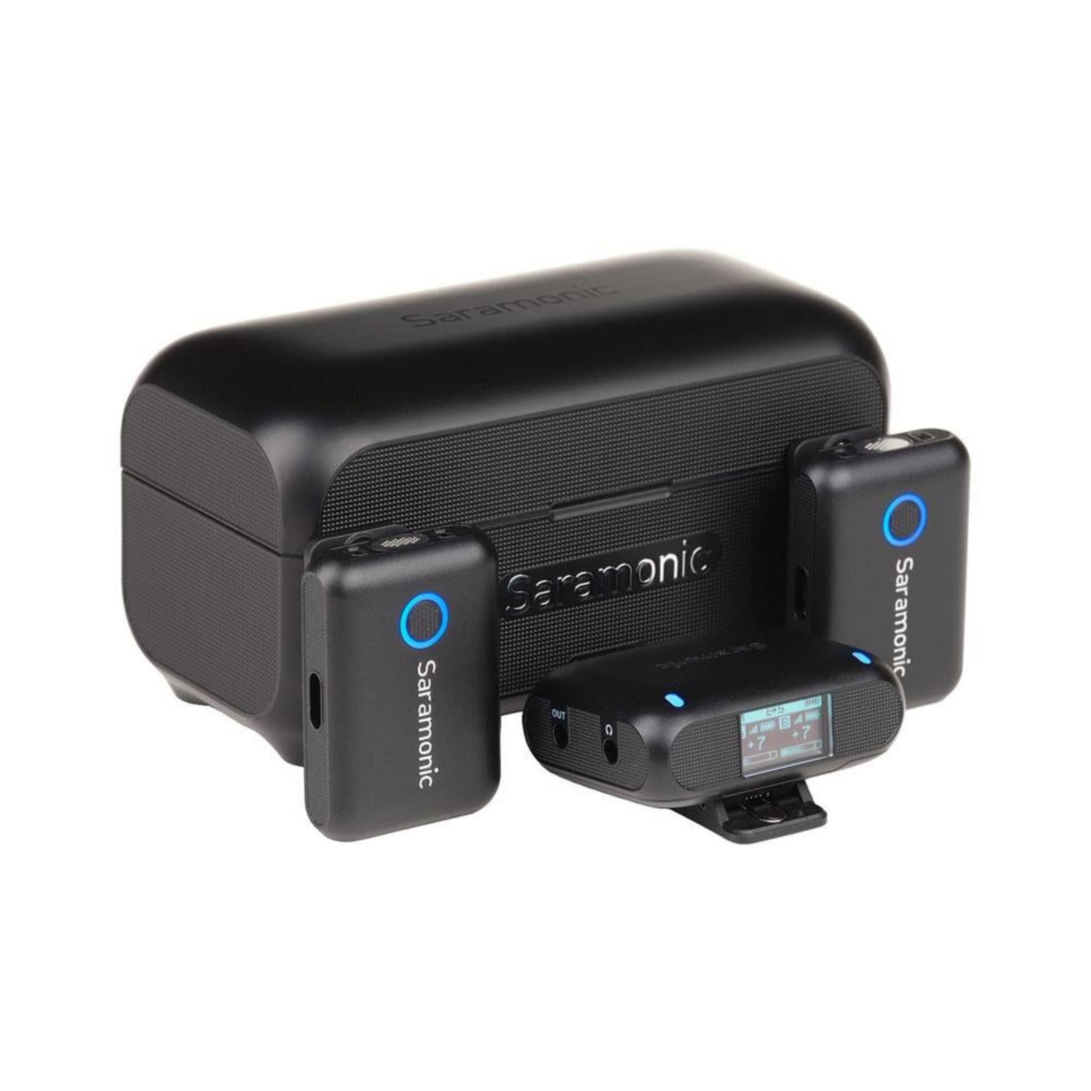 Sistema microfonico wireless Saramonic nero con custodia di ricarica, ricevitore e trasmettitore.