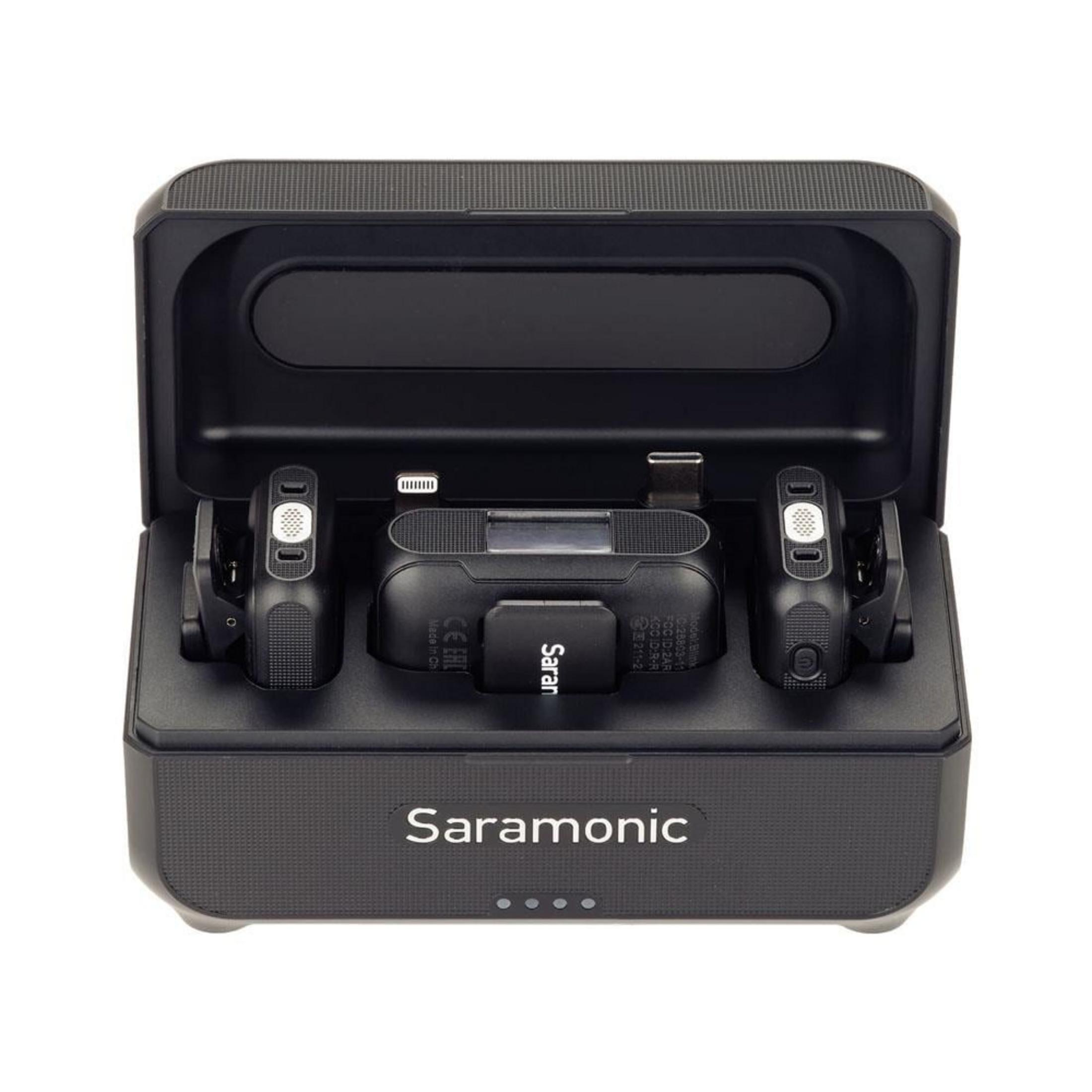 Una custodia di ricarica per microfono Saramonic nera con due microfoni e un trasmettitore.