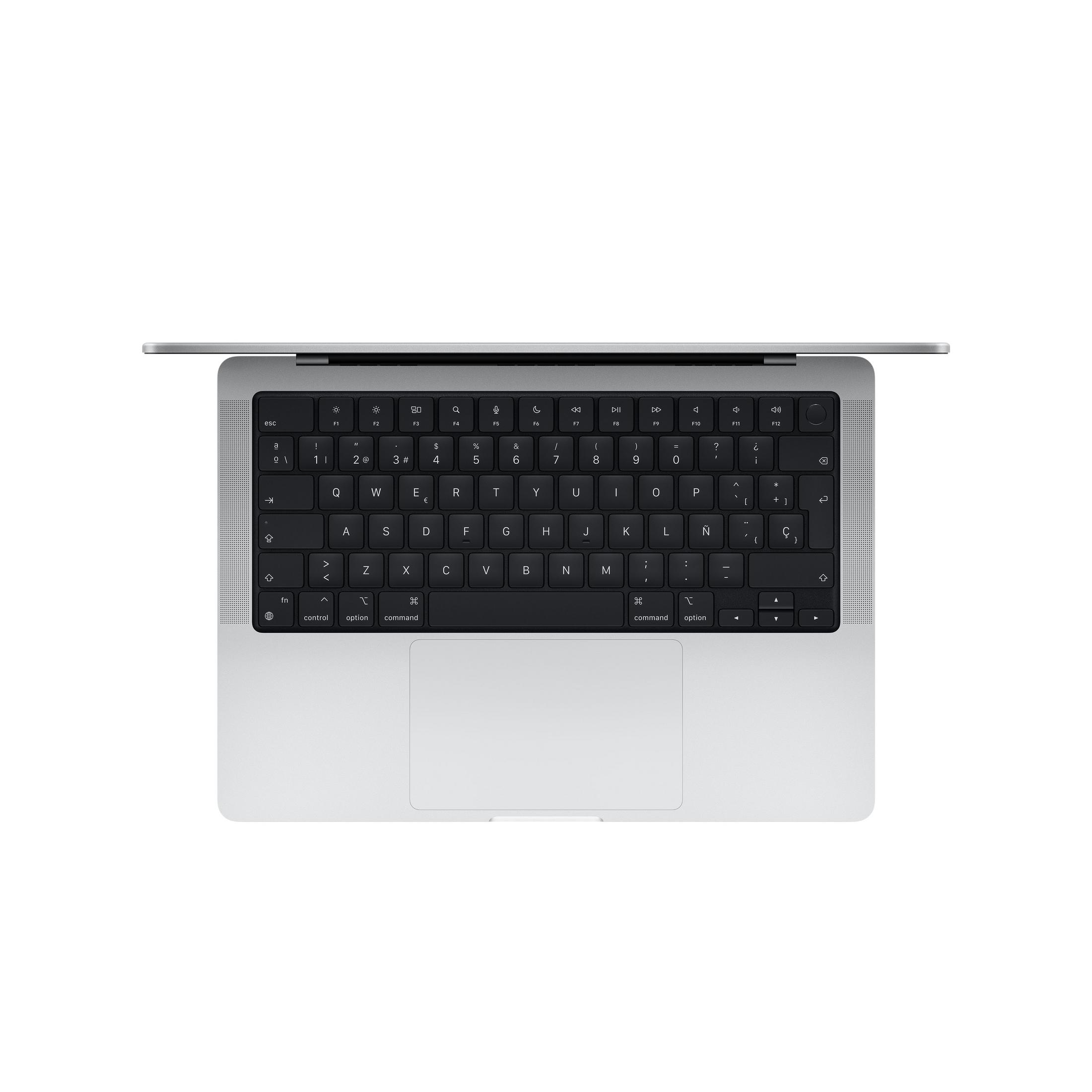 Un portátil plateado con teclado y trackpad abiertos sobre fondo blanco.