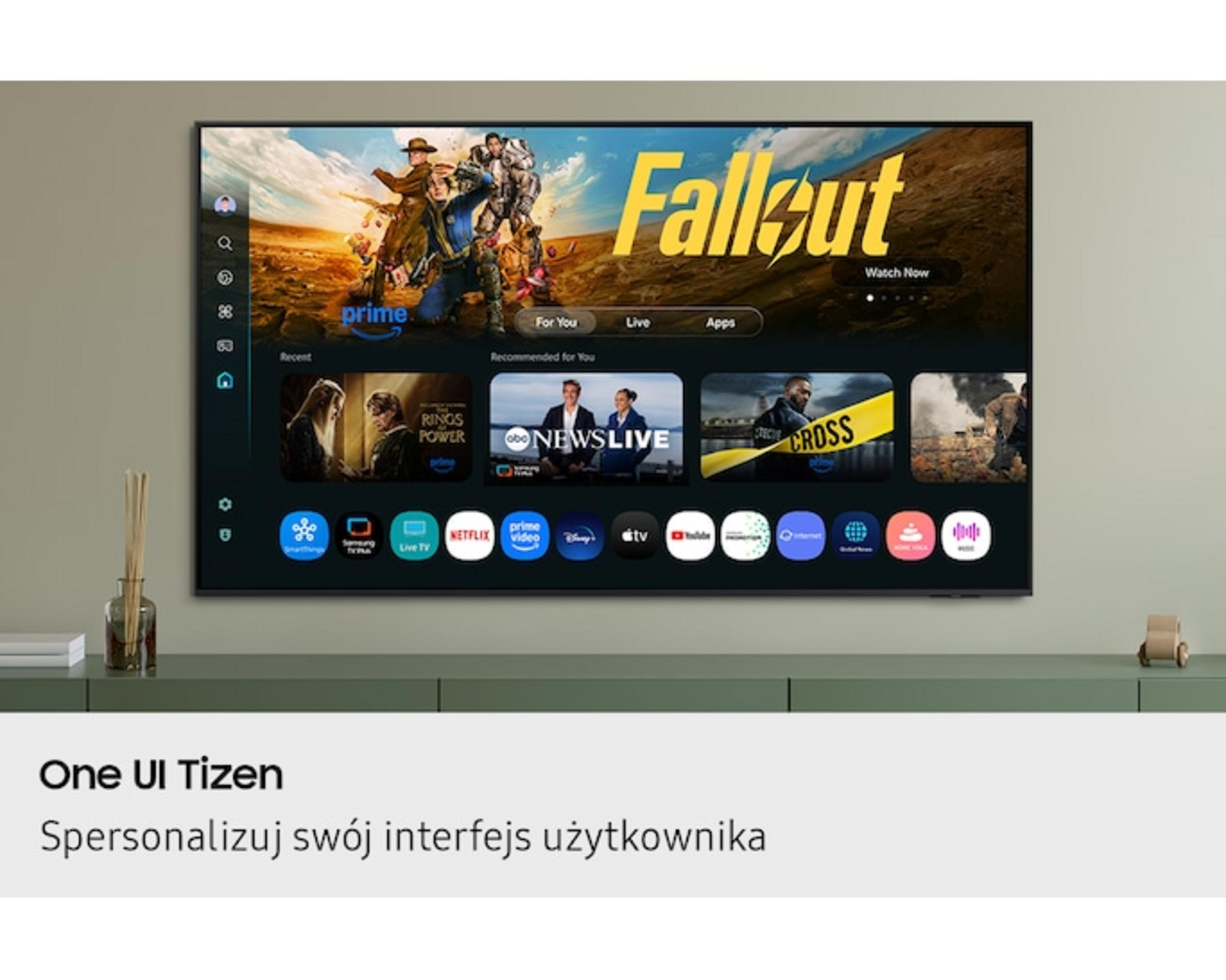 Uno schermo TV mostra l'interfaccia Tizen con icone di app e poster di film.