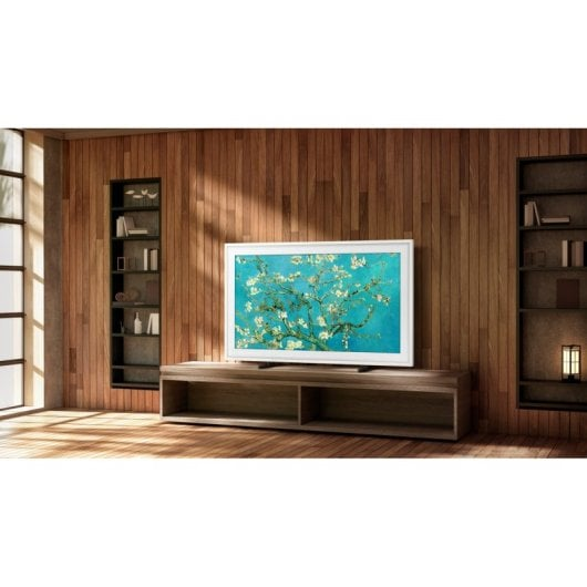 Un televisore mostra i Mandorli in fiore di Van Gogh su un mobile in legno.