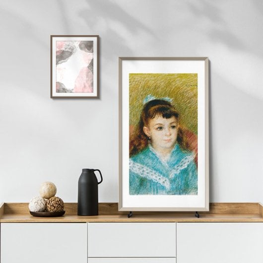 Ritratto di una bambina in abito blu con colletto di pizzo.