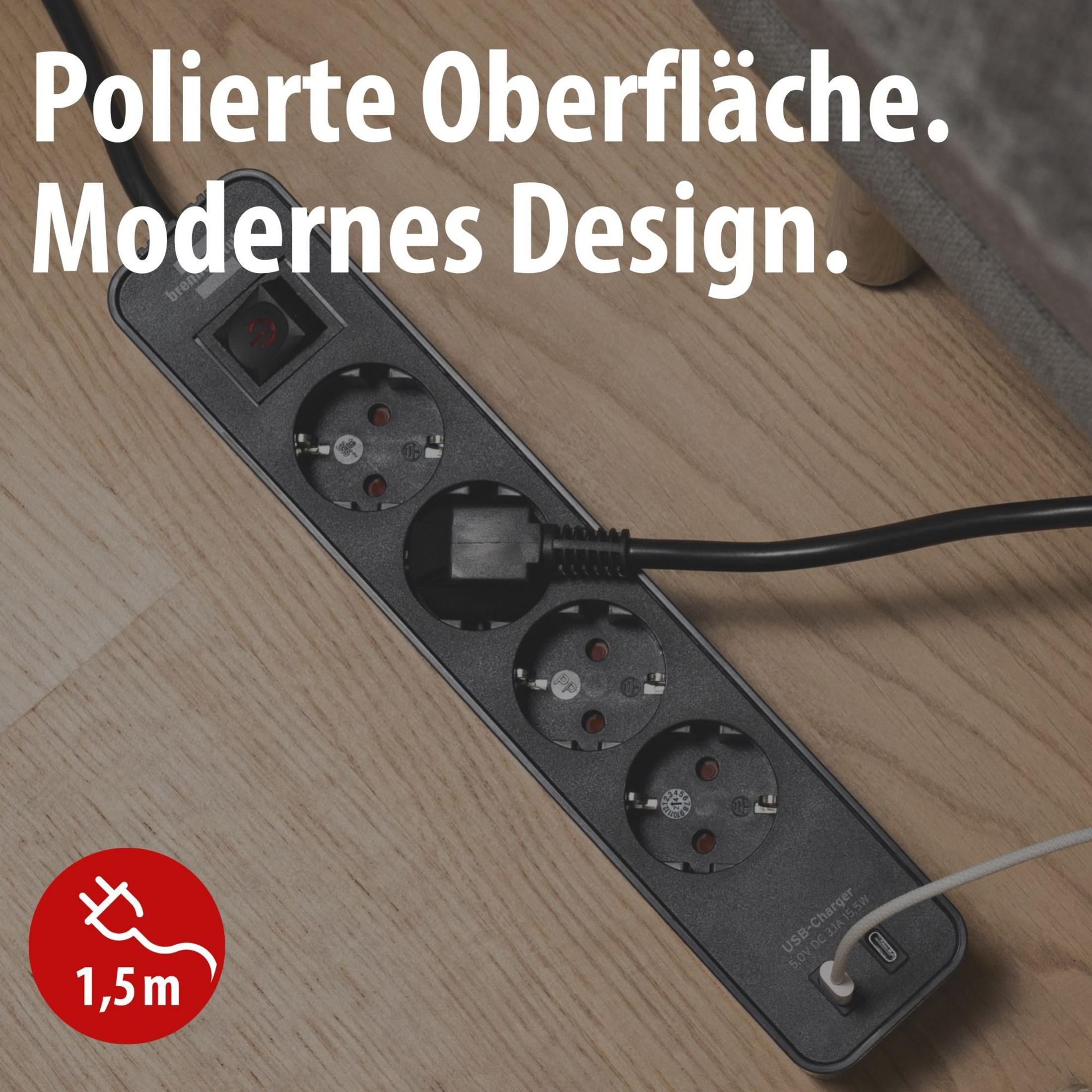 Czarna listwa zasilająca z portem USB na drewnianej podłodze.